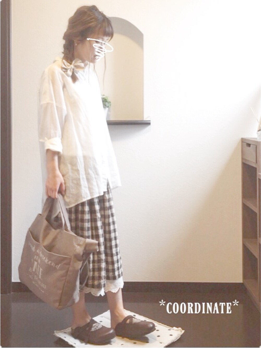 ホワイト系のシャツ/ブラウス、ブラウン系のスカート、ベージュ系のスカートを着用したレディースの夏コーディネートの1枚目の写真