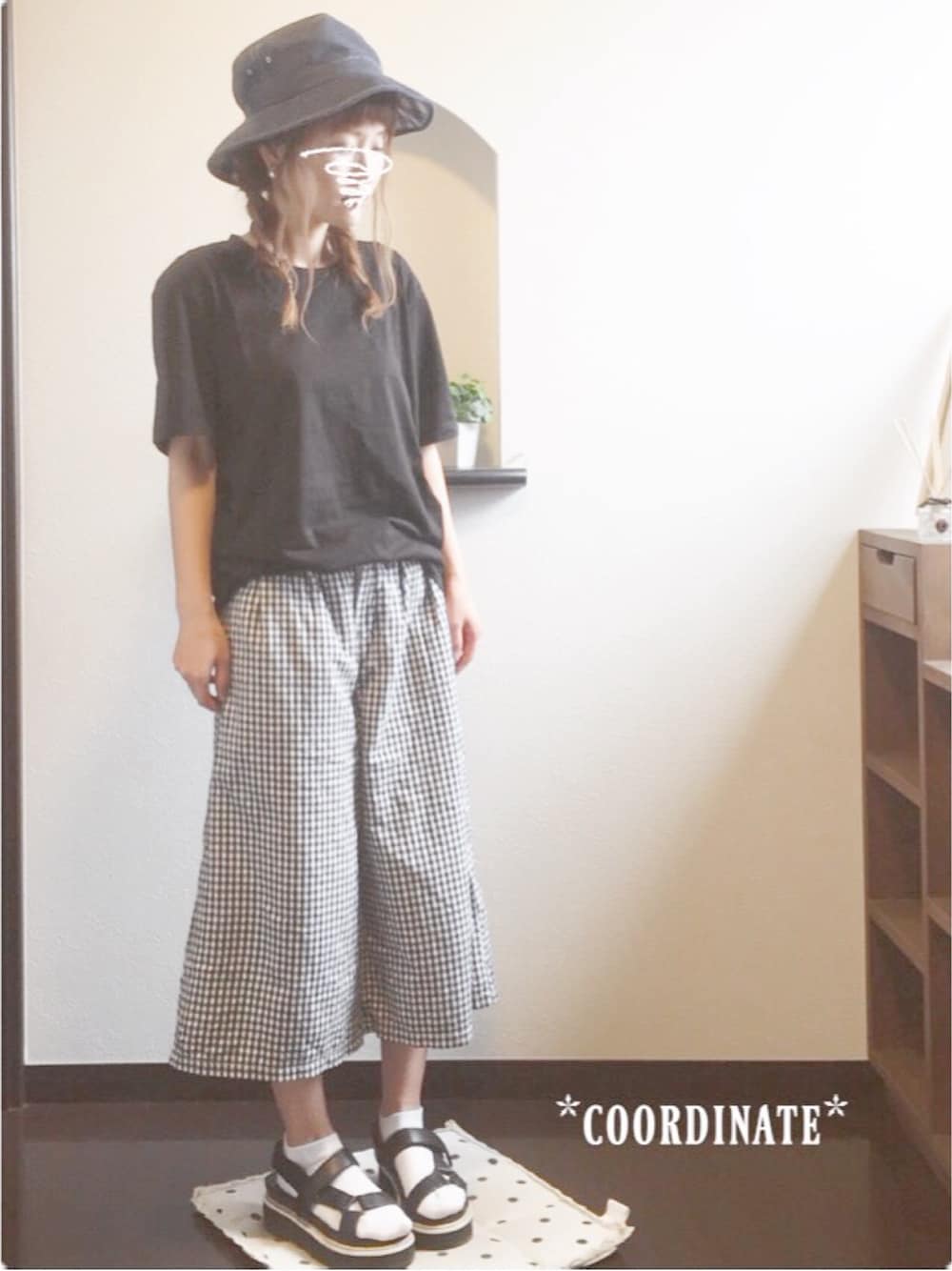 ブラック系のTシャツ/カットソー、ブラック系のサンダルを着用したレディースの夏コーディネートの1枚目の写真