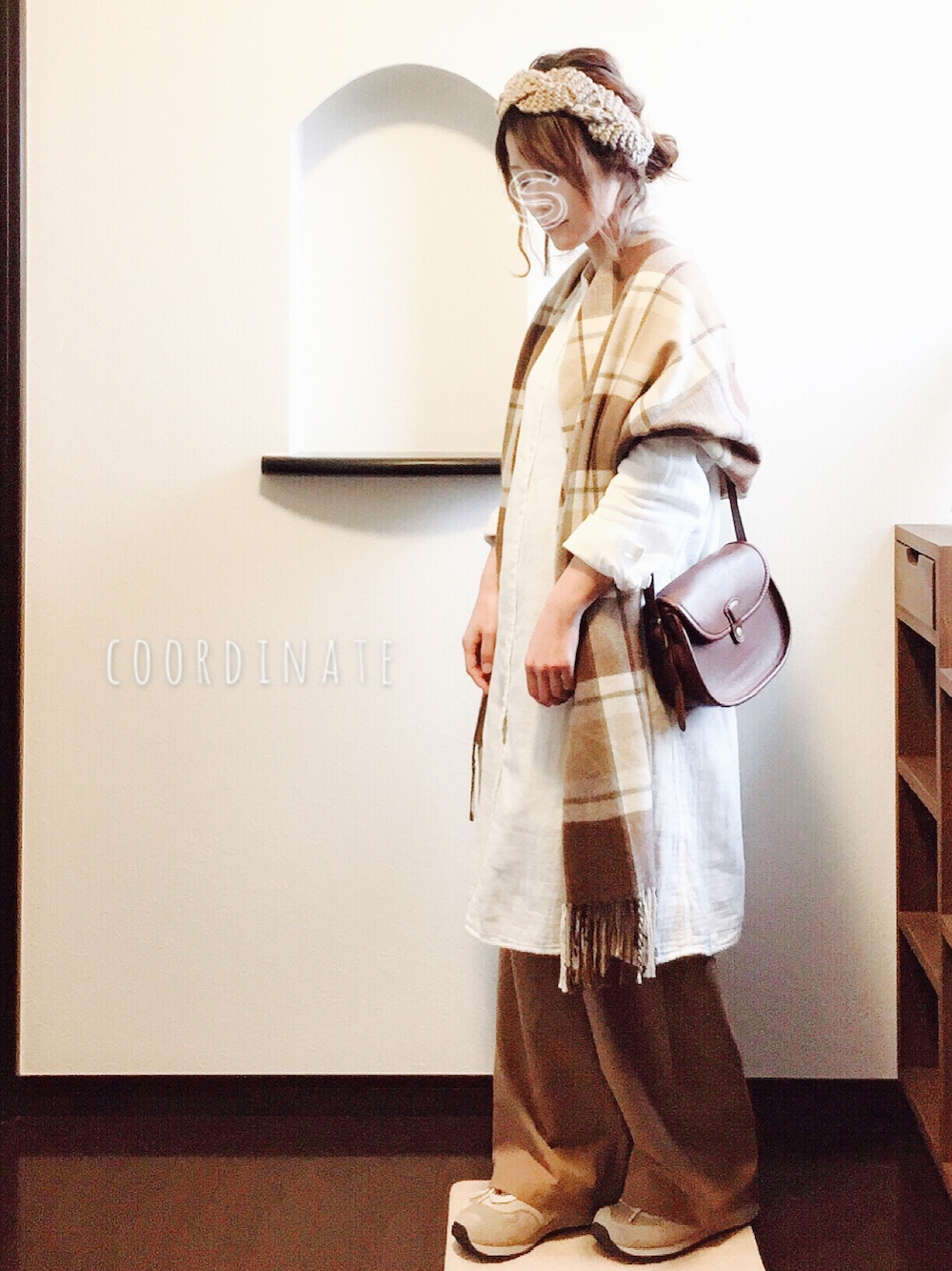 ホワイト系のシャツワンピース、ブラウン系のショルダーバッグ、ブラウン系のその他パンツを着用したレディースの秋コーディネートの1枚目の写真