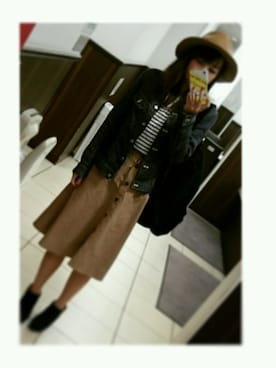 「earth music&ecology（アースミュージックアンドエコロジー）のフロント釦スカート（Skirt、イエロー系）」を使った、重松美咲さん（レディース・160cm）の秋コーディネート