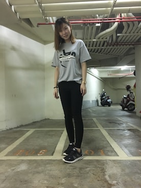 「AES（エーイーエス）のアイテム（Tシャツ/カットソー、グレー系）」を使った、趙芳儀さん（レディース）の秋コーディネート