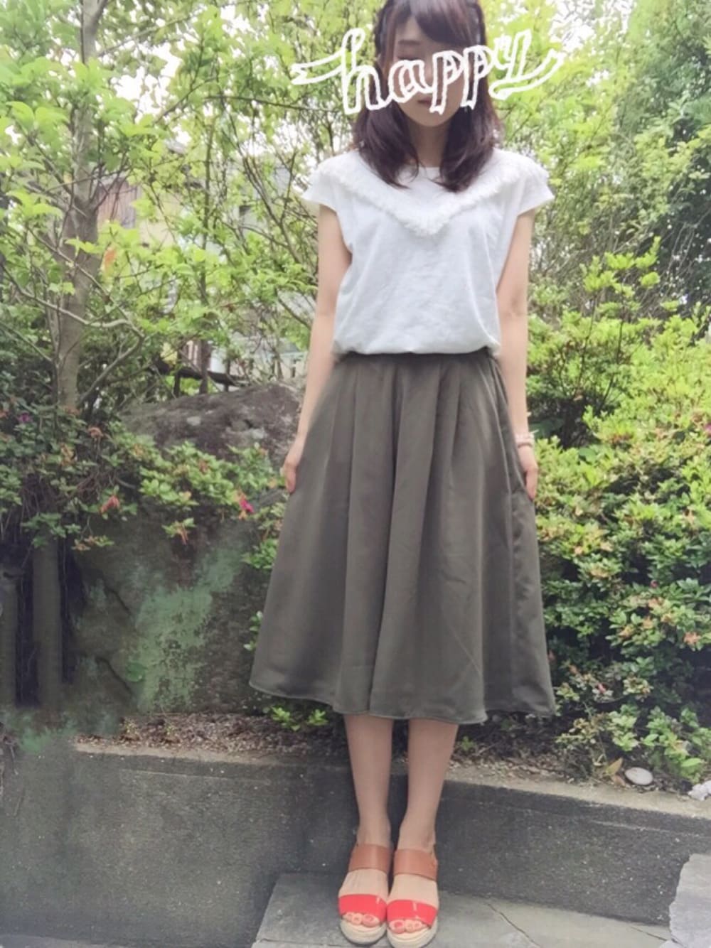 ホワイト系のTシャツ/カットソー、その他のサンダル、グリーン系のパンツを着用したレディースの夏コーディネートの1枚目の写真