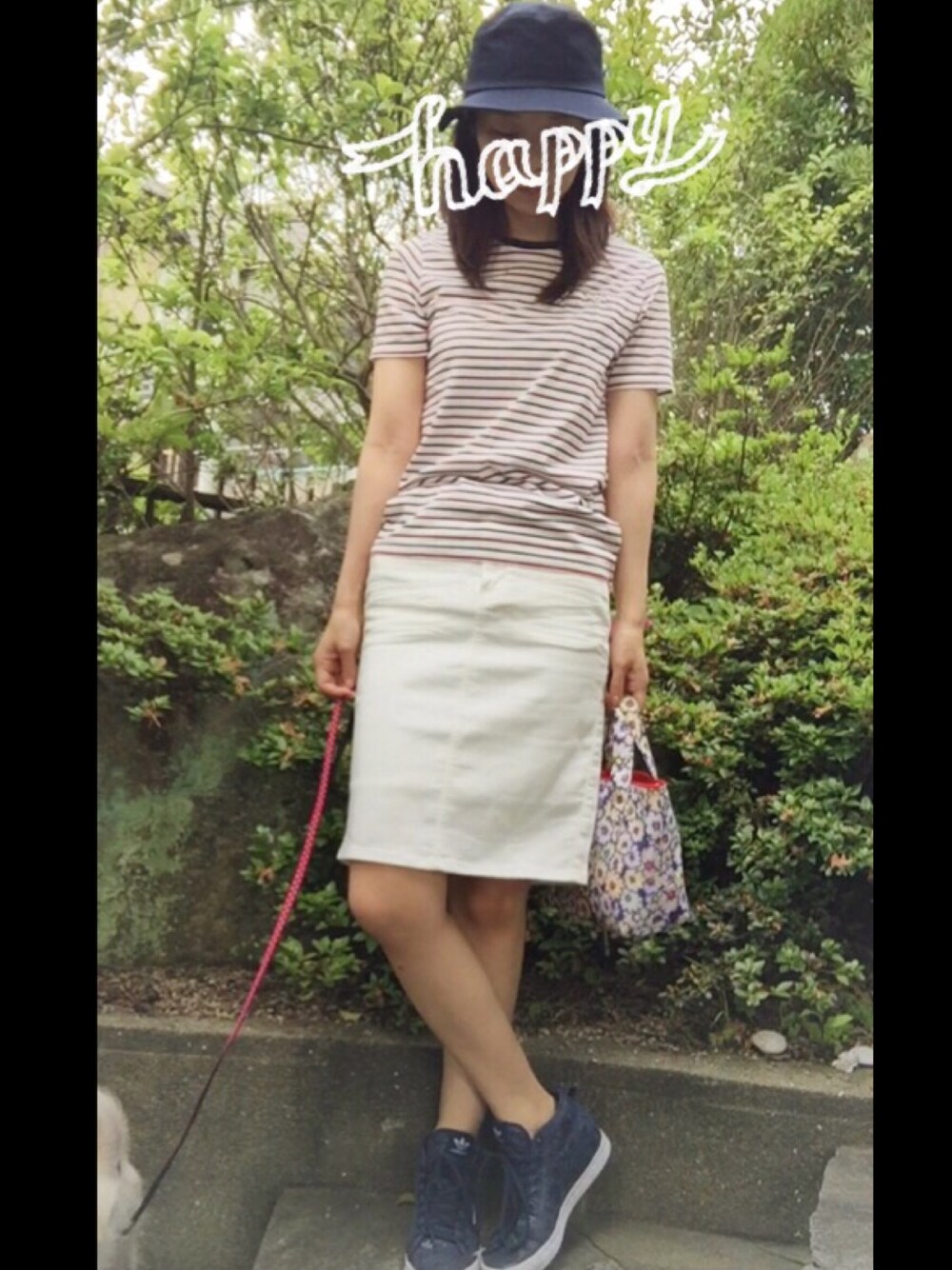 その他のTシャツ/カットソー、ホワイト系のスカート、ブルー系のスニーカーを着用したレディースの夏コーディネートの1枚目の写真