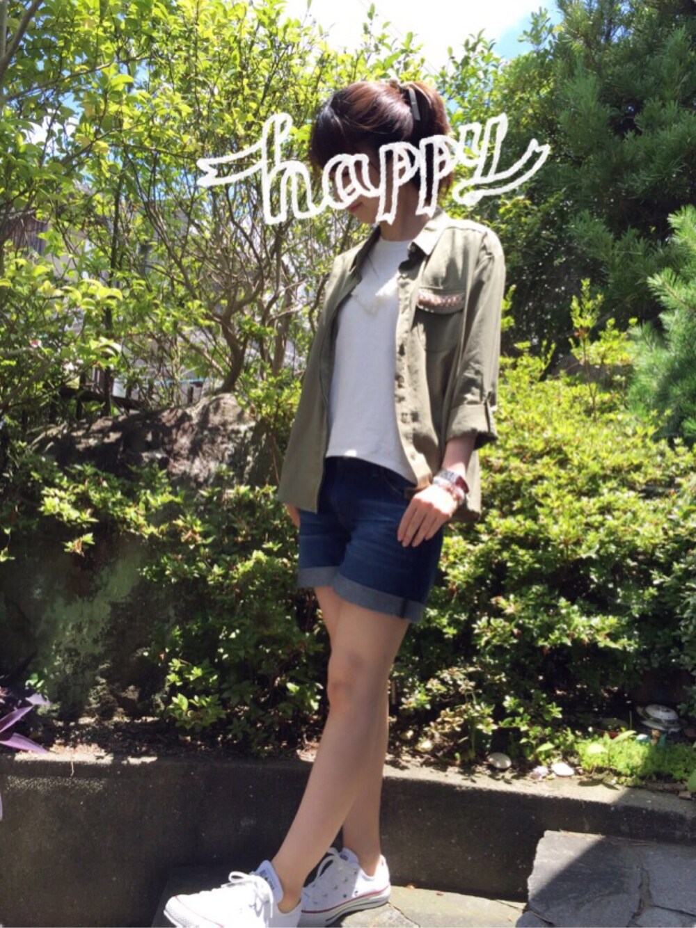 グリーン系のシャツ/ブラウス、ホワイト系のTシャツ/カットソー、ブルー系のその他パンツを着用したレディースの夏コーディネートの1枚目の写真