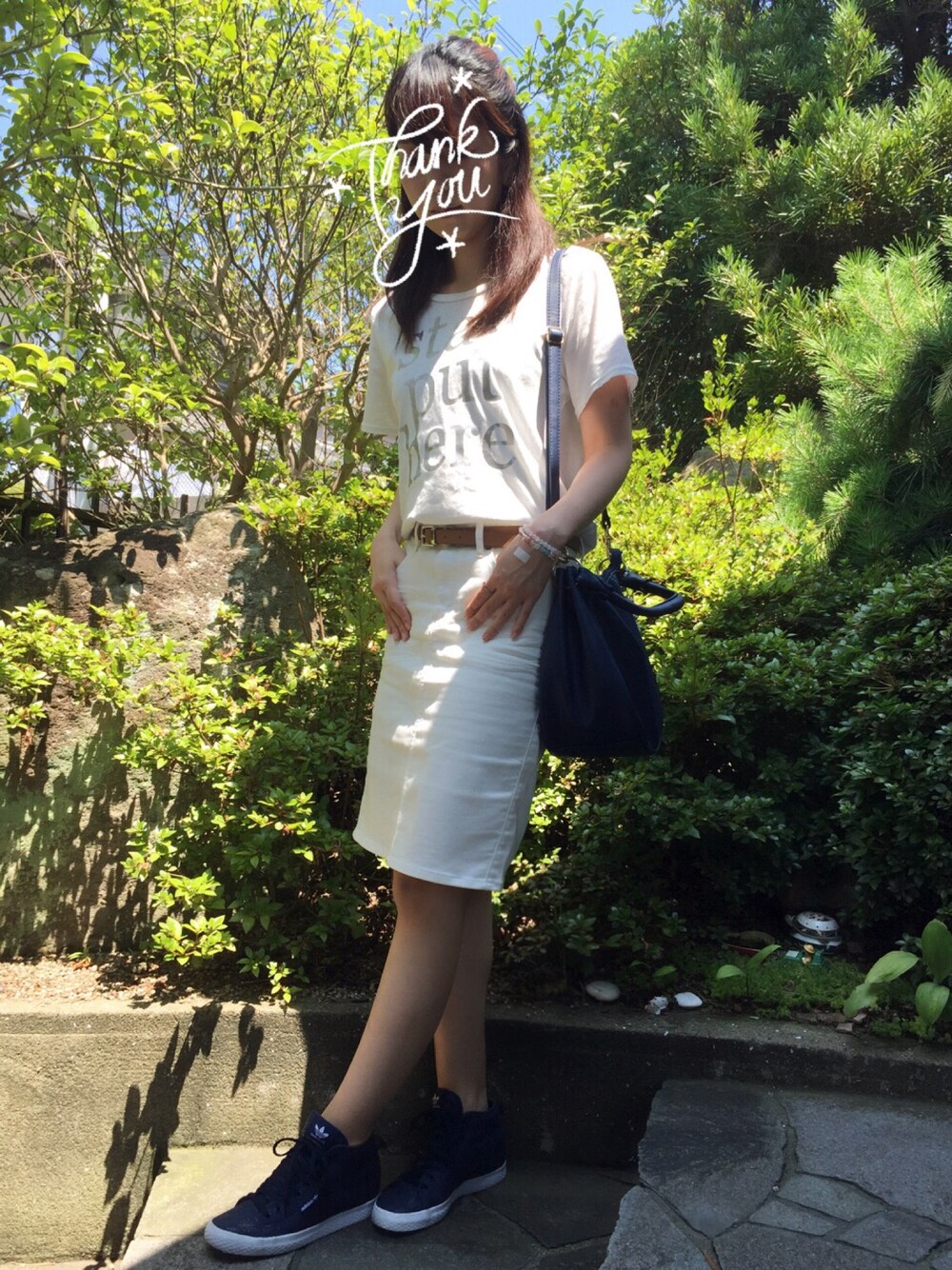 ホワイト系のTシャツ/カットソー、ホワイト系のスカート、ブルー系のショルダーバッグを着用したレディースの夏コーディネートの1枚目の写真