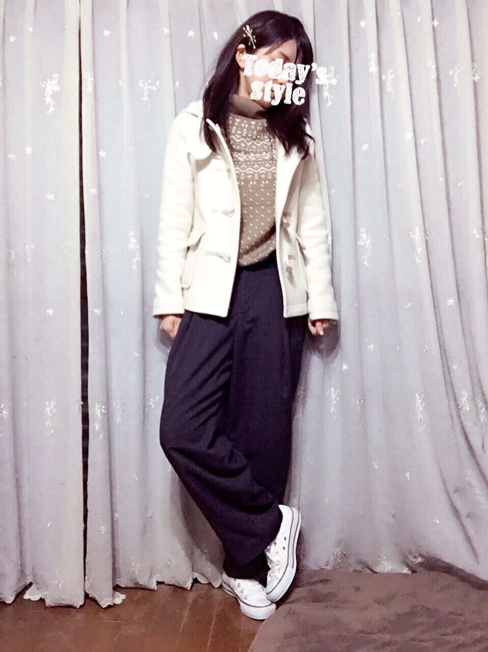 ホワイト系のダッフルコート、イエロー系のニット/セーター、グレー系のその他パンツを着用したレディースの冬コーディネートの1枚目の写真