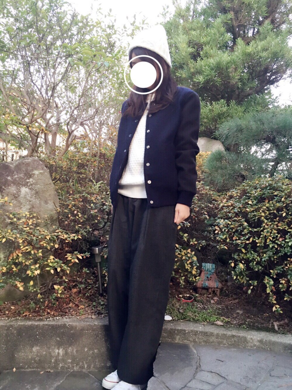 ブルー系のブルゾン、ホワイト系のニット/セーター、グレー系のその他パンツを着用したレディースの冬コーディネートの1枚目の写真