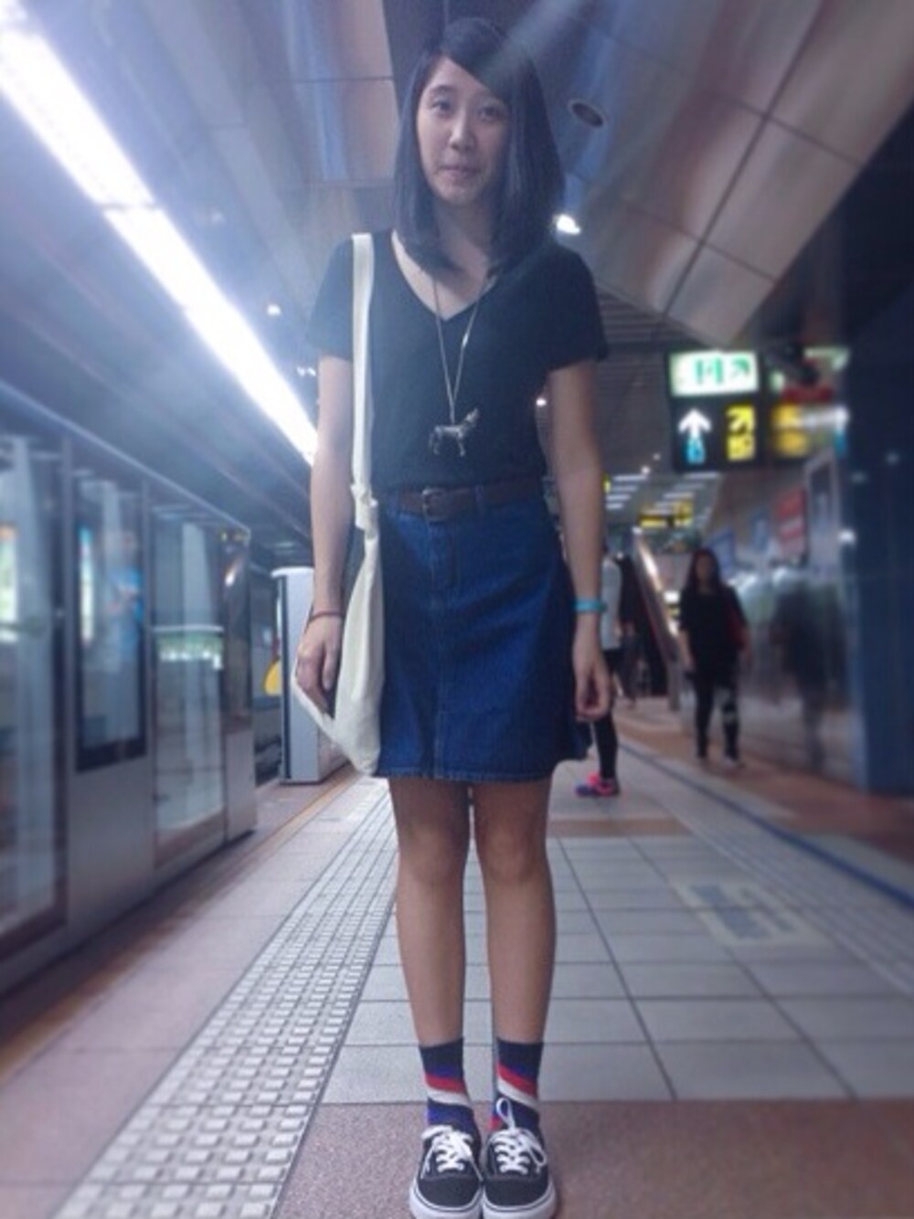 「VANS、happy socks」｜「Happy SocksのPOLKA STRIPE（ソックス/靴下、ブラック系）」を使った、Taylorさん（レディース・162cm）の夏コーディネートの1枚目の写真