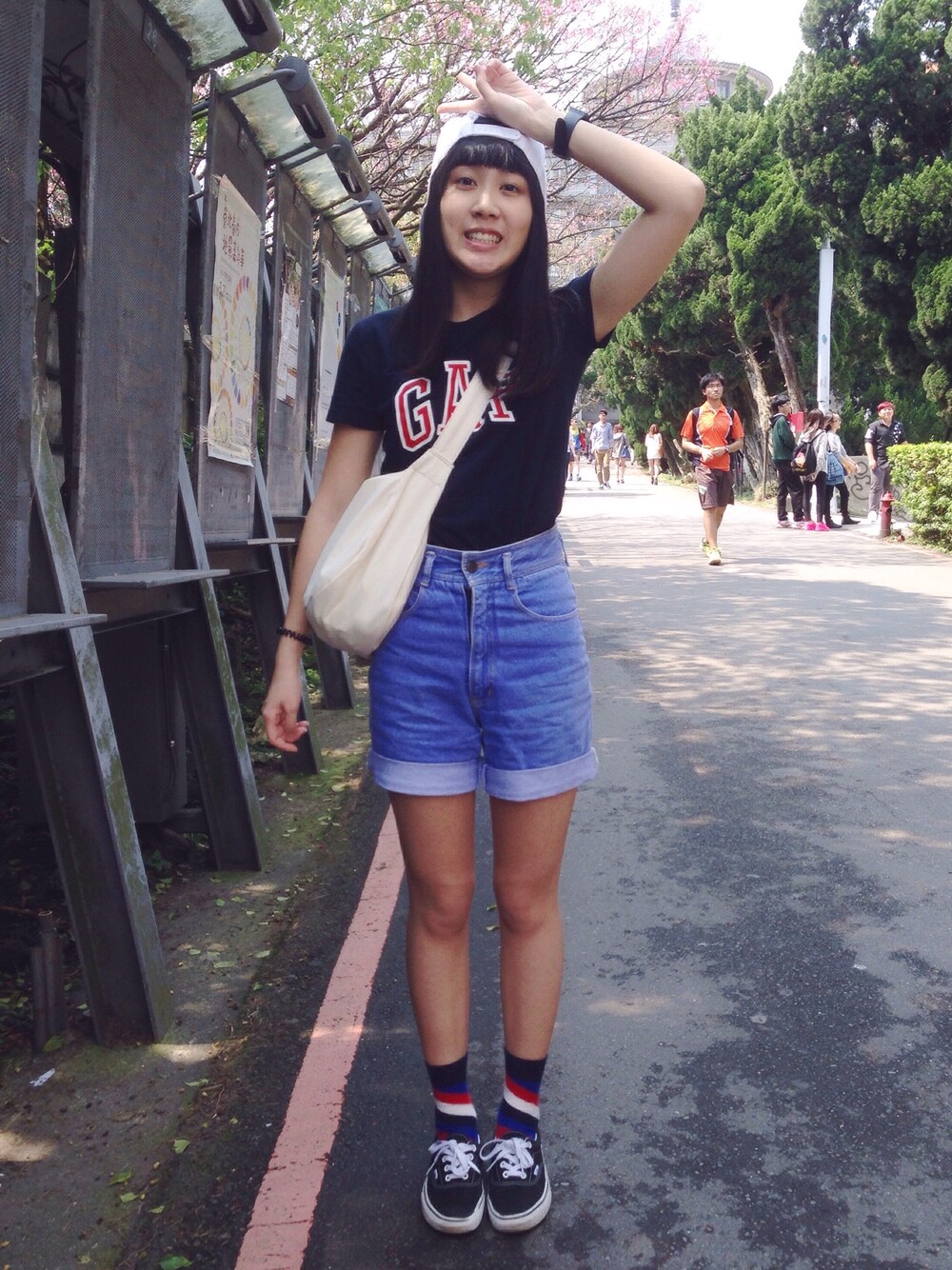 「VANSのVans Authentic Canvas Womens Sneaker（スニーカー、ブラック系）」を使った、Taylorさん（レディース・162cm）の春コーディネートの1枚目の写真