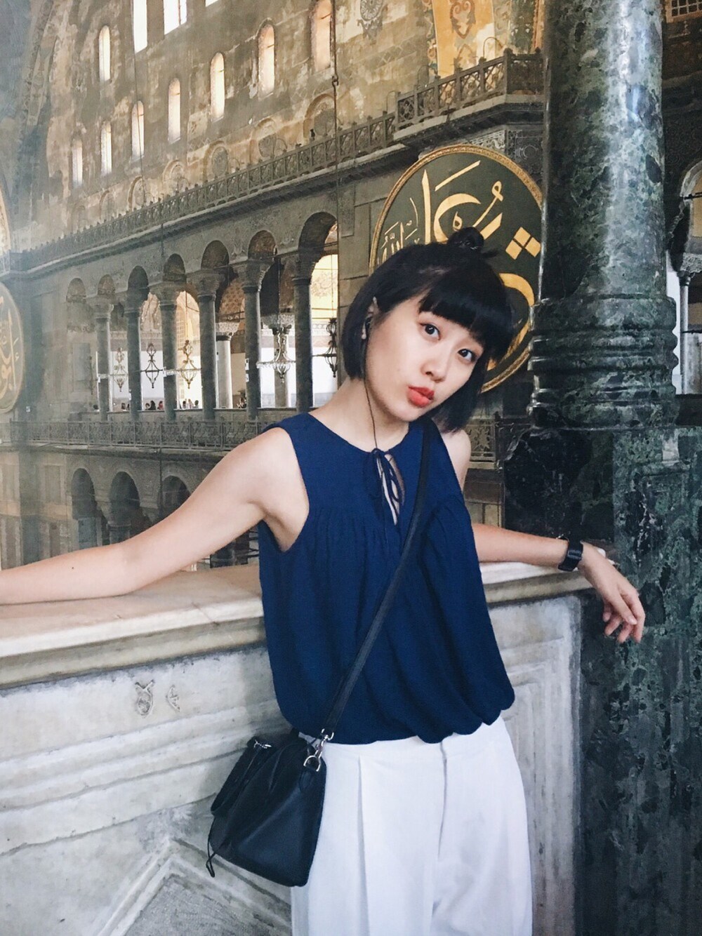 「RitaOra、blue、white」｜「GAPのアイテム（タンクトップ、ブルー系）」を使った、Taylorさん（レディース・162cm）の夏コーディネートの1枚目の写真