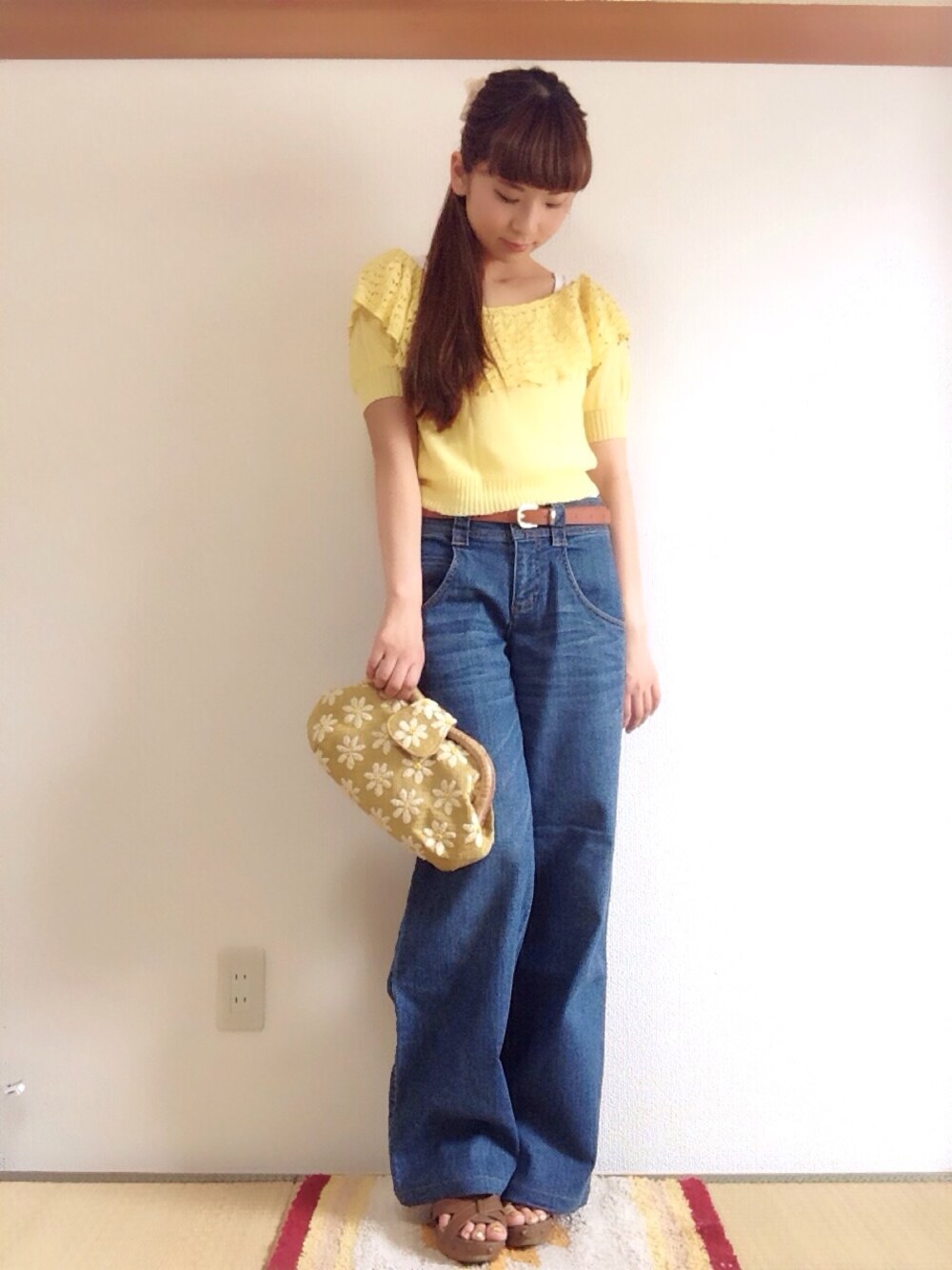 「クラッチバッグ、ワイドパンツ、ウェッジソール、オフショルダー」｜「JILL by JILL STUARTのラッフルニット（ニット/セーター、イエロー系）」を使った、mioさん（レディース・151cm）の夏コーディネートの1枚目の写真