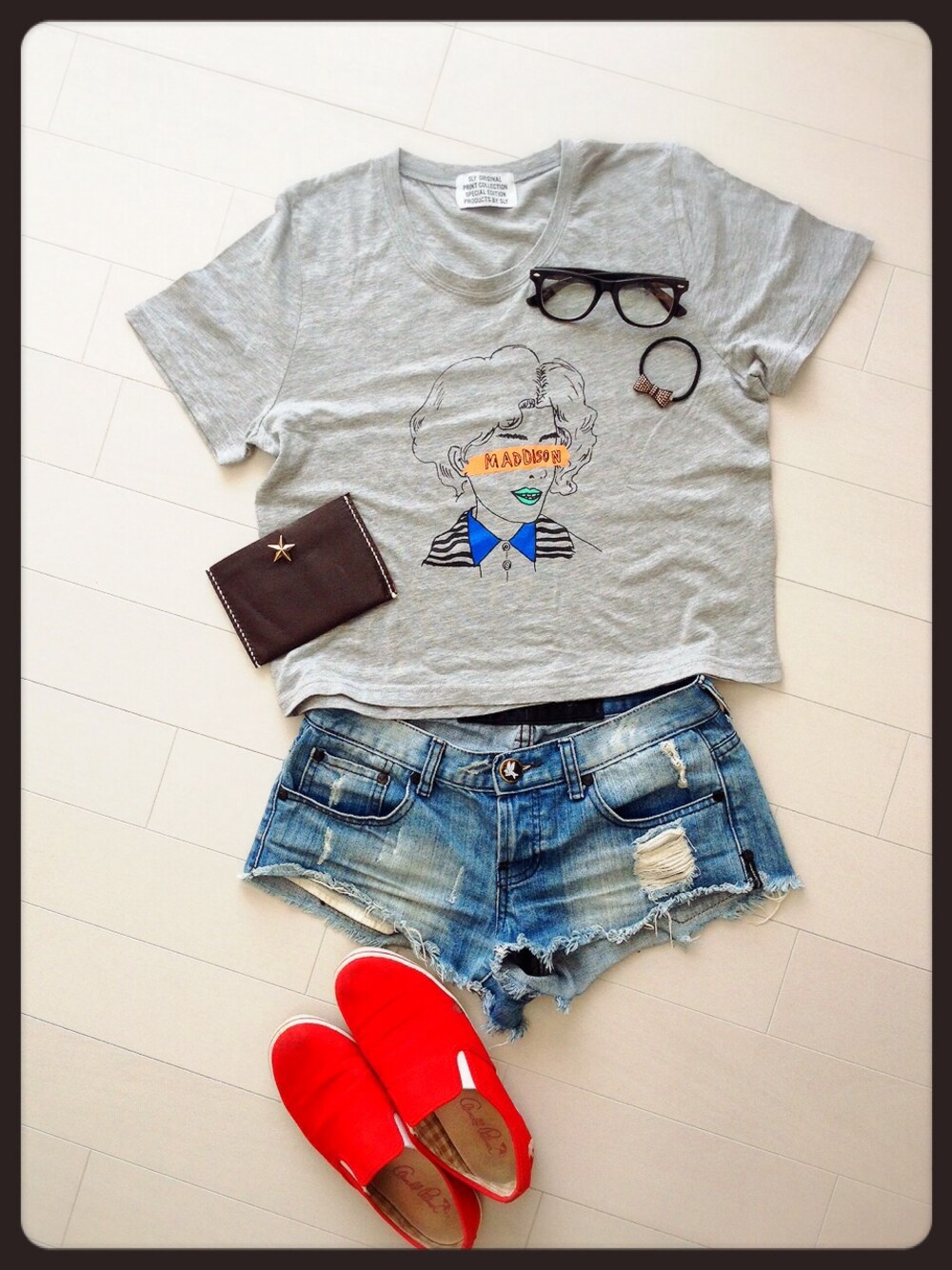 「ショートパンツ、Tシャツ、めがね、ヘアゴム、スニーカー 赤」｜「SLYのMADDISON FACE T/SH（Tシャツ/カットソー、グレー系）」を使った、yu⁑kiさん（レディース・167cm）の春コーディネートの1枚目の写真