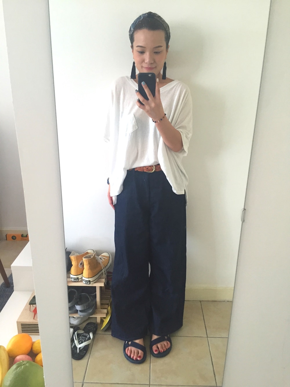 「white、navy、summer、simple、fashion、mix and match、teva、BEAUTY&YOUTH UNITED ARROWS、BEAUTY & YOUTH、niko and ...」｜「niko and...のバギーデニムパンツ【niko and ...】（デニムパンツ、ブルー系）」を使った、yiplingさん（レディース・158cm）の秋コーディネートの1枚目の写真