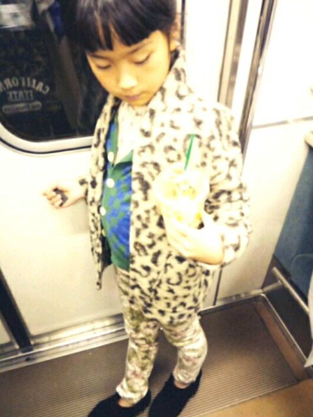 「ZARA KIDS」｜「ZARAのアイテム（チェスターコート、その他）」を使った、coconaさん（キッズ・125cm）の秋コーディネートの1枚目の写真