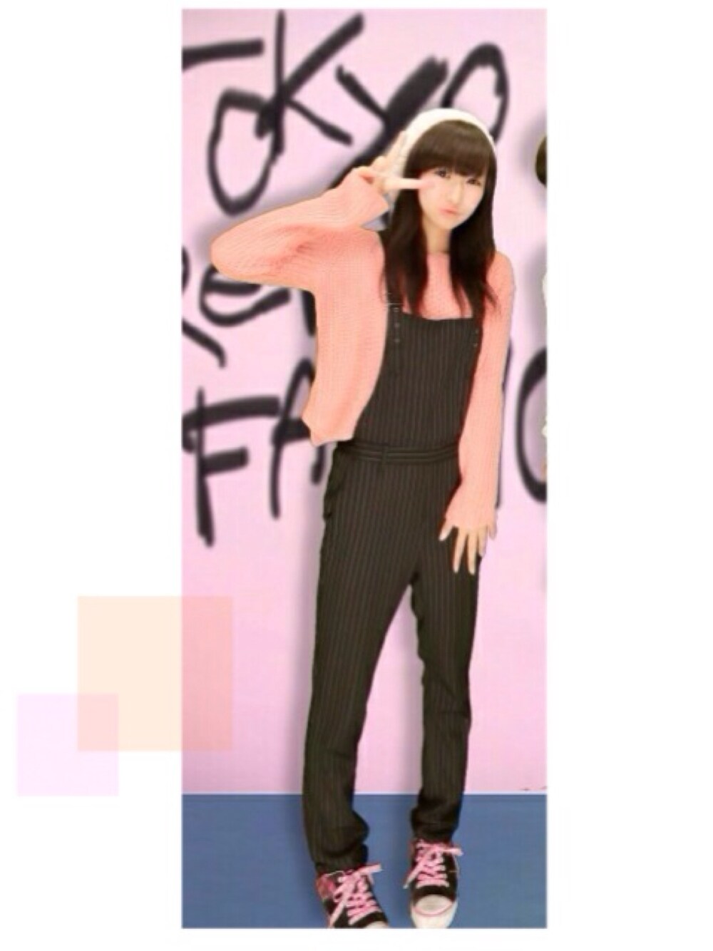 「サロペ、ニット、ニット帽、スニーカー、寒くなってきた、秋服、実はサロペがストライプ」｜「ANAPのアイテム（ニット/セーター、オレンジ系）」を使った、ひなみ。さん（レディース・153cm）の秋コーディネートの1枚目の写真