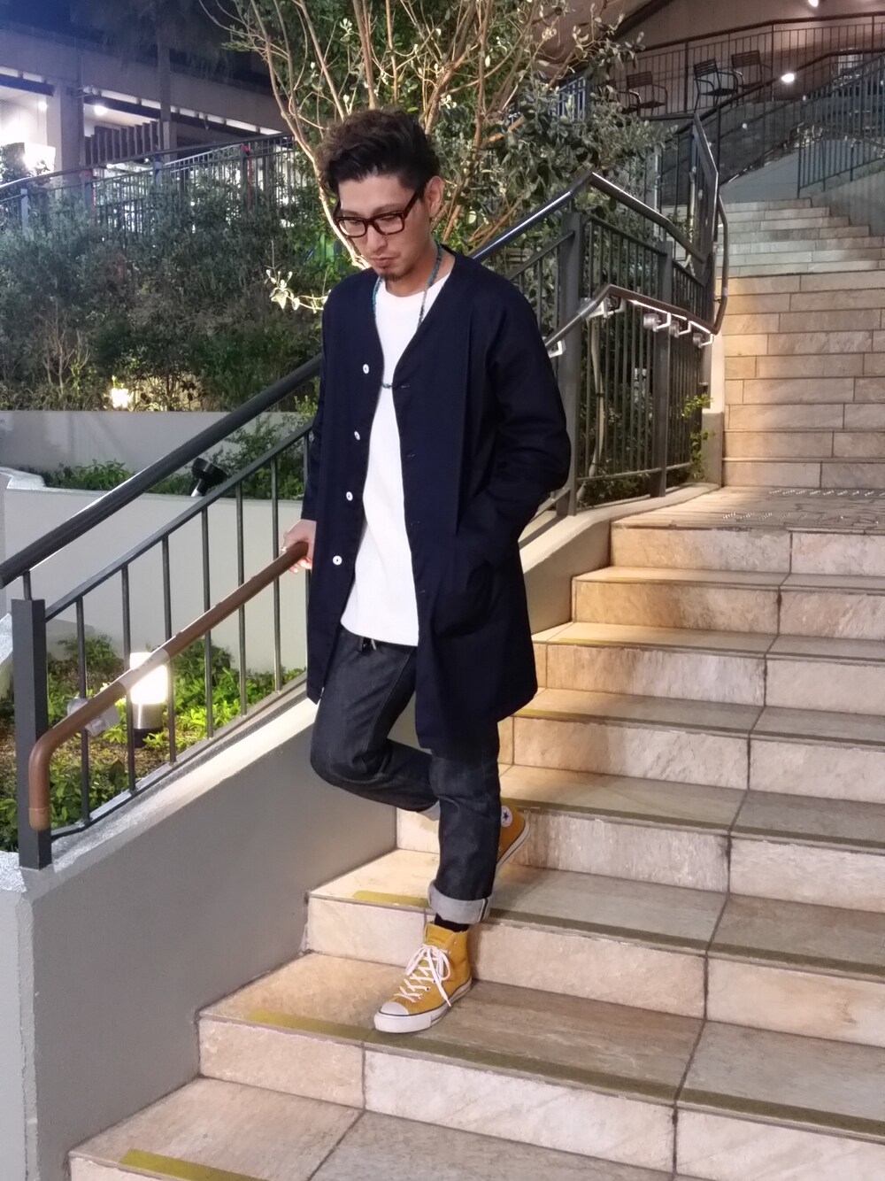 ブルー系のその他アウター、ブルー系のデニムパンツ、ホワイト系のニット/セーターを着用したメンズの春コーディネートの1枚目の写真
