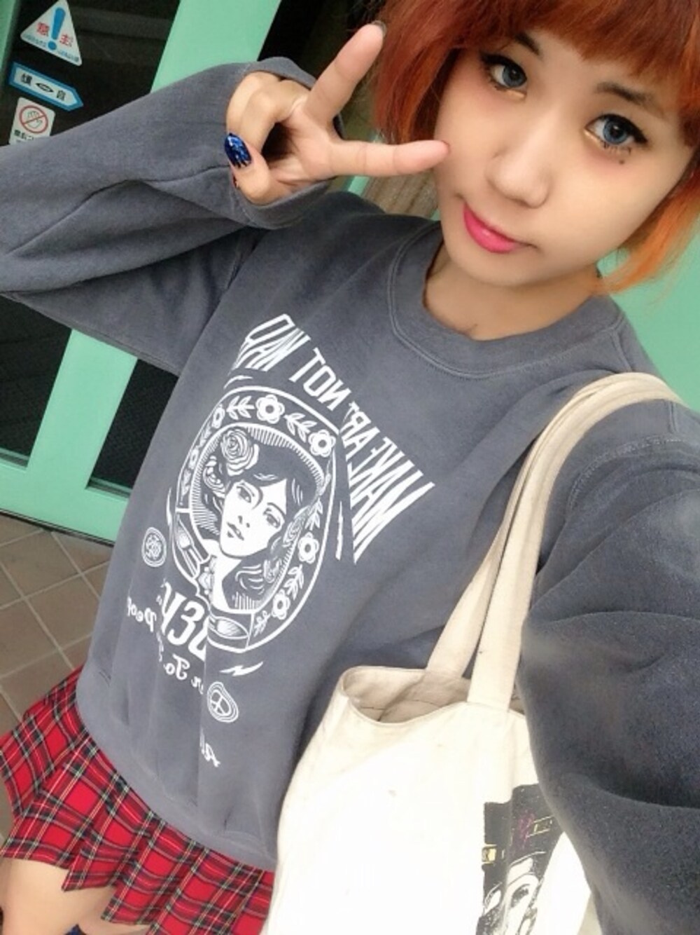 「fashion、OBEY、FOREVER 21、JEFFREY CAMPBELL、red、gray、punk、street、rock」｜「OBEYのアイテム（パーカー、グレー系）」を使った、ハイパーちーちゃんさん（レディース・176cm）の秋コーディネートの1枚目の写真