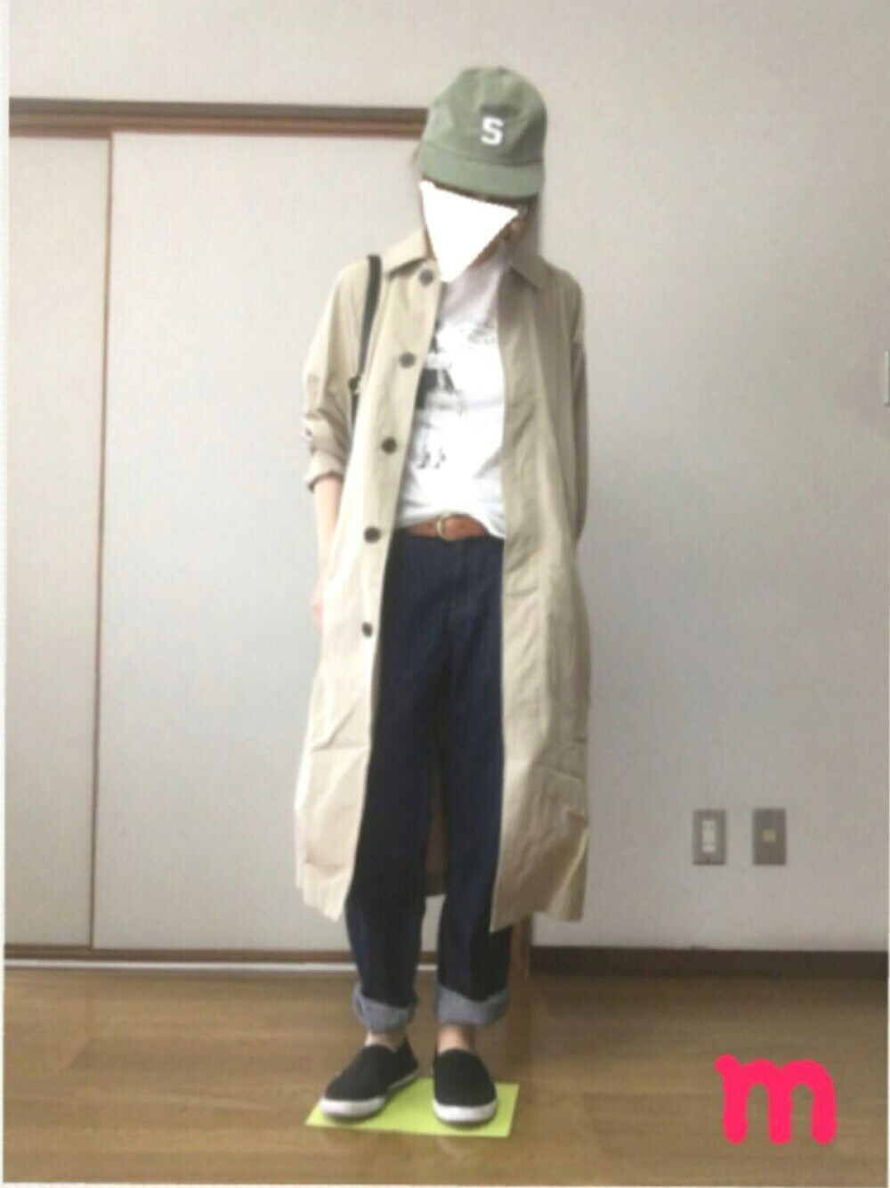 ベージュ系のジャケット/アウター、ホワイト系のTシャツ/カットソー、ブルー系のデニムパンツを着用したレディースの秋コーディネートの1枚目の写真