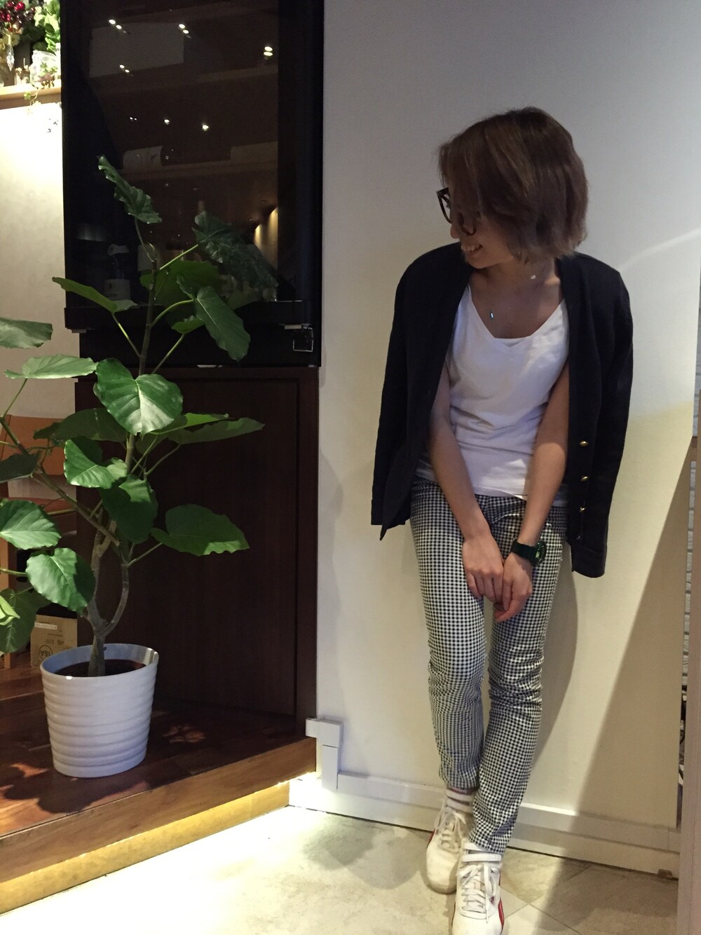「仕事着」｜「H&Mのアイテム（Tシャツ/カットソー、ホワイト系）」を使った、monamyuさん（レディース・155cm）の春コーディネートの1枚目の写真