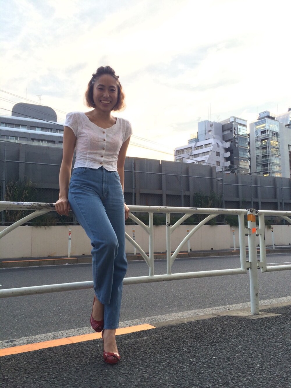 「denim、redshoes、ハイウエストデニム」｜「FIG&VIPERのアイテム（シャツ/ブラウス、ホワイト系）」を使った、monamyuさん（レディース・155cm）の夏コーディネートの1枚目の写真