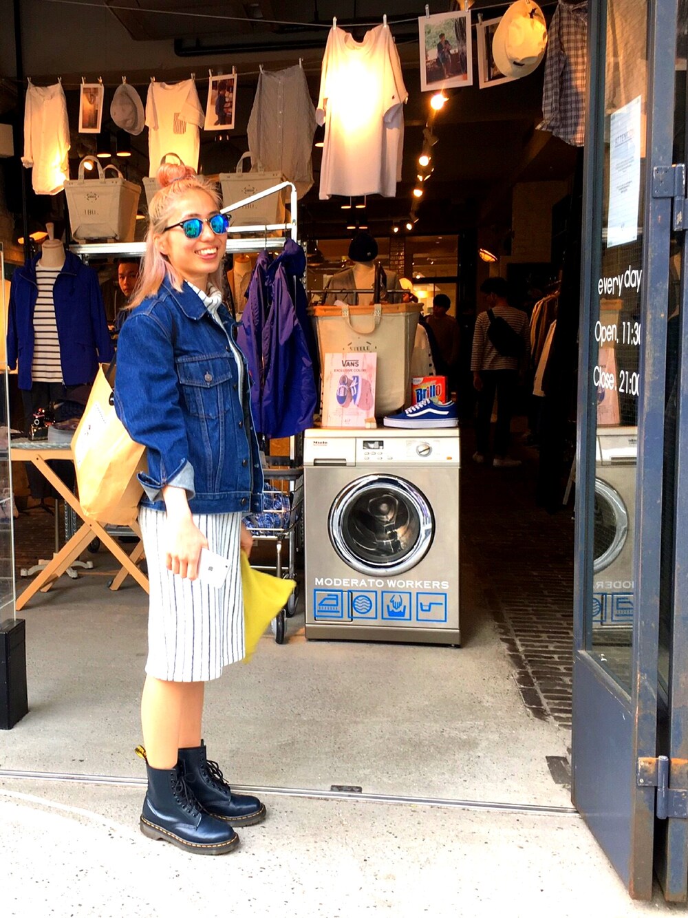 「代々木公園、渋谷、中は薄着」｜「Levi'sのアイテム（デニムジャケット、ブルー系）」を使った、monamyuさん（レディース・155cm）の春コーディネートの1枚目の写真