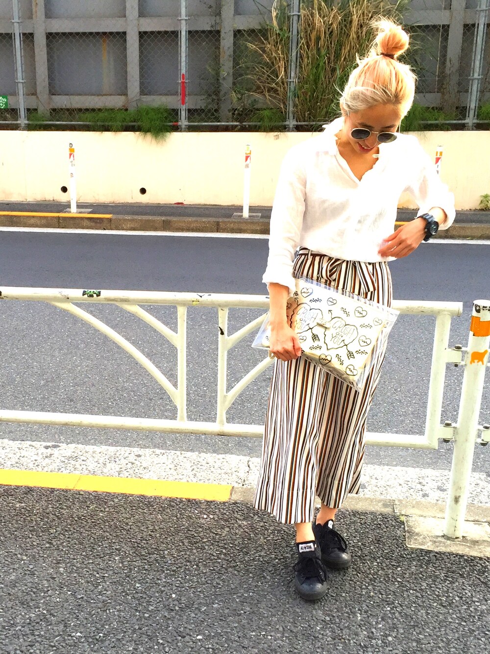 「出勤コーデ、夏日、白シャツ、ガウチョパンツ、クラッチバッグ」｜「UNIQLOのアイテム（シャツ/ブラウス、ホワイト系）」を使った、monamyuさん（レディース・155cm）の春コーディネートの1枚目の写真