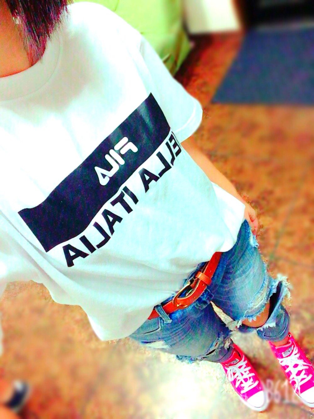 「FILA、ダメージデニムパンツ、Tシャツ×デニム、赤コンバース、151cm、シンプル」｜「FILAのアイテム（Tシャツ/カットソー、ホワイト系）」を使った、39さん（レディース・151cm）の秋コーディネートの1枚目の写真