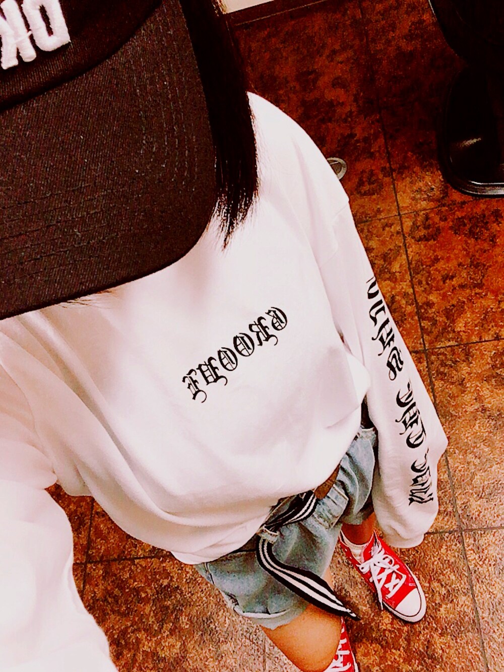 「151cm、シンプルコーデ、オルチャンファッション、얼짱、赤コンバース、白、デニムショートパンツ、カジュアル、ガチャベルト、キャップ」｜「Qoo10のアイテム（キャップ、ブラック系）」を使った、39さん（レディース・151cm）の秋コーディネートの1枚目の写真