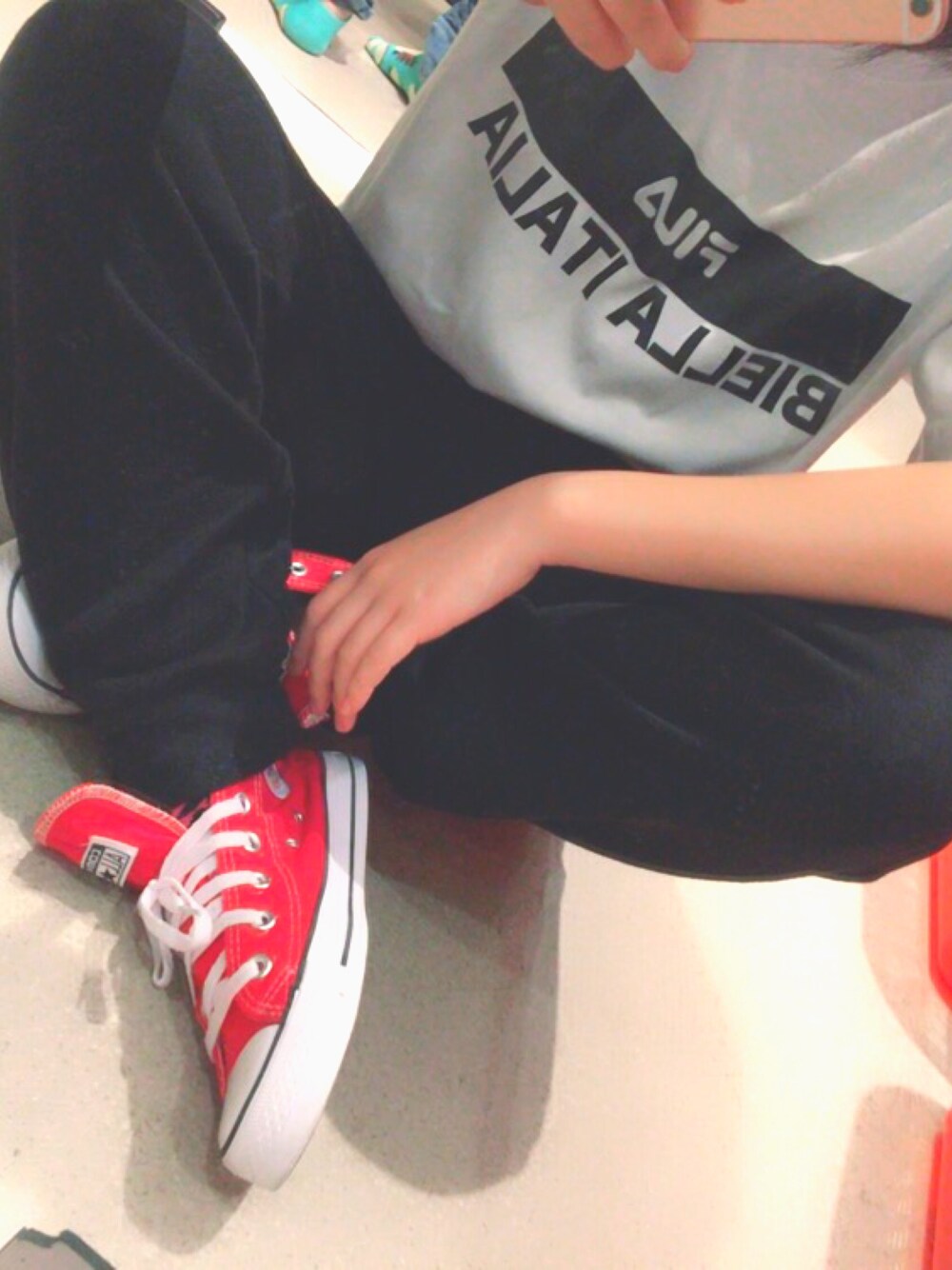 「ラフ、赤コンバース、FILA、スウェットパンツ、シンプル、ダンス」｜「FILAのアイテム（Tシャツ/カットソー、ホワイト系）」を使った、39さん（レディース・151cm）の秋コーディネートの1枚目の写真