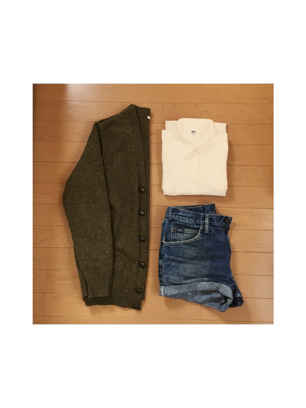 「暑い、ショートパンツ、カーディガン、シャツスタイル、used、UNIQLO、シンプル、適当」｜「UNIQLOのアイテム（シャツ/ブラウス、ホワイト系）」を使った、ayameさん（レディース・152cm）の秋コーディネートの1枚目の写真