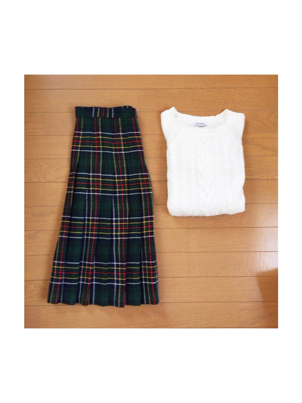 「earth music&ecology、old navy、VANS、used、古着、白ニット、チェックスカート、寒かった、ダッフルコート」｜「OLD NAVYのアイテム（ニット/セーター、ホワイト系）」を使った、ayameさん（レディース・152cm）の冬コーディネートの1枚目の写真