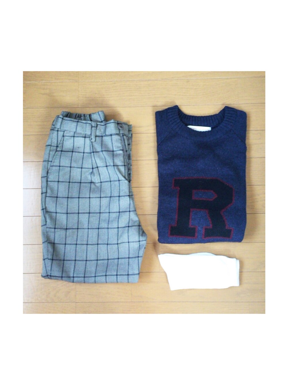 「w closet、SENSEOFPLACE、ロゴニット、ニット、チェックパンツ、白靴下」｜「SENSE OF PLACE by URBAN RESEARCHのアイテム（ニット/セーター、ブルー系）」を使った、ayameさん（レディース・152cm）の冬コーディネートの1枚目の写真