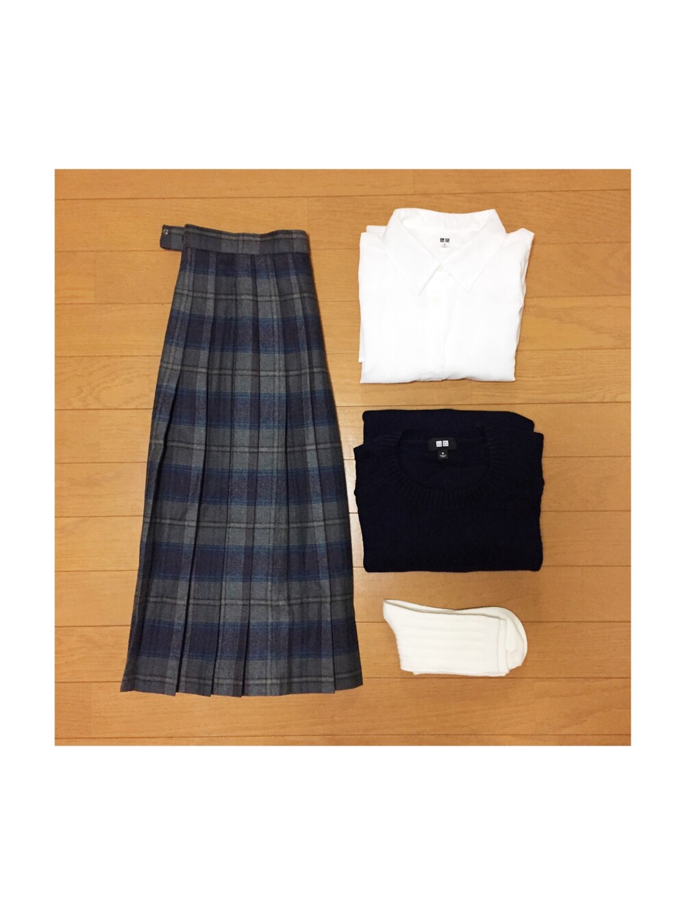 「UNIQLO、ユニクロ、白シャツ、白シャツ×ニット、ニット、チェックスカート、ひざ丈スカート、used、古着」｜「UNIQLOのアイテム（ニット/セーター、ブルー系）」を使った、ayameさん（レディース・152cm）の冬コーディネートの1枚目の写真