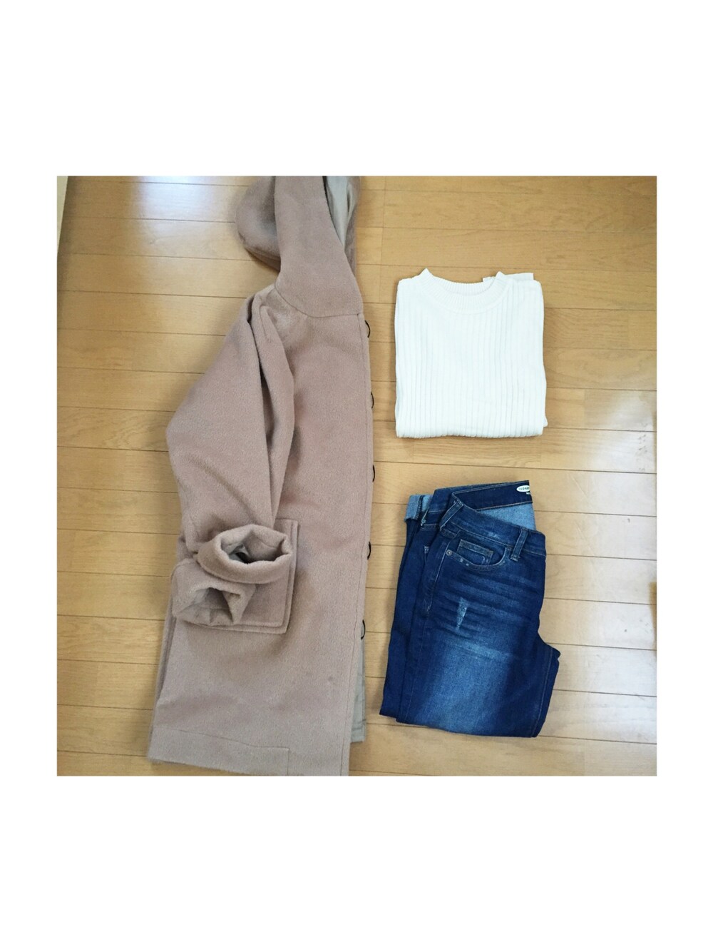 「RETRO GIRL、old navy、studio clip、白ニット、ボーイフレンドデニム、キャメルアウター」｜「studio CLIPの【studio CLIP】 ビーバーフードAコート（ステンカラーコート、イエロー系）」を使った、ayameさん（レディース・152cm）の冬コーディネートの1枚目の写真