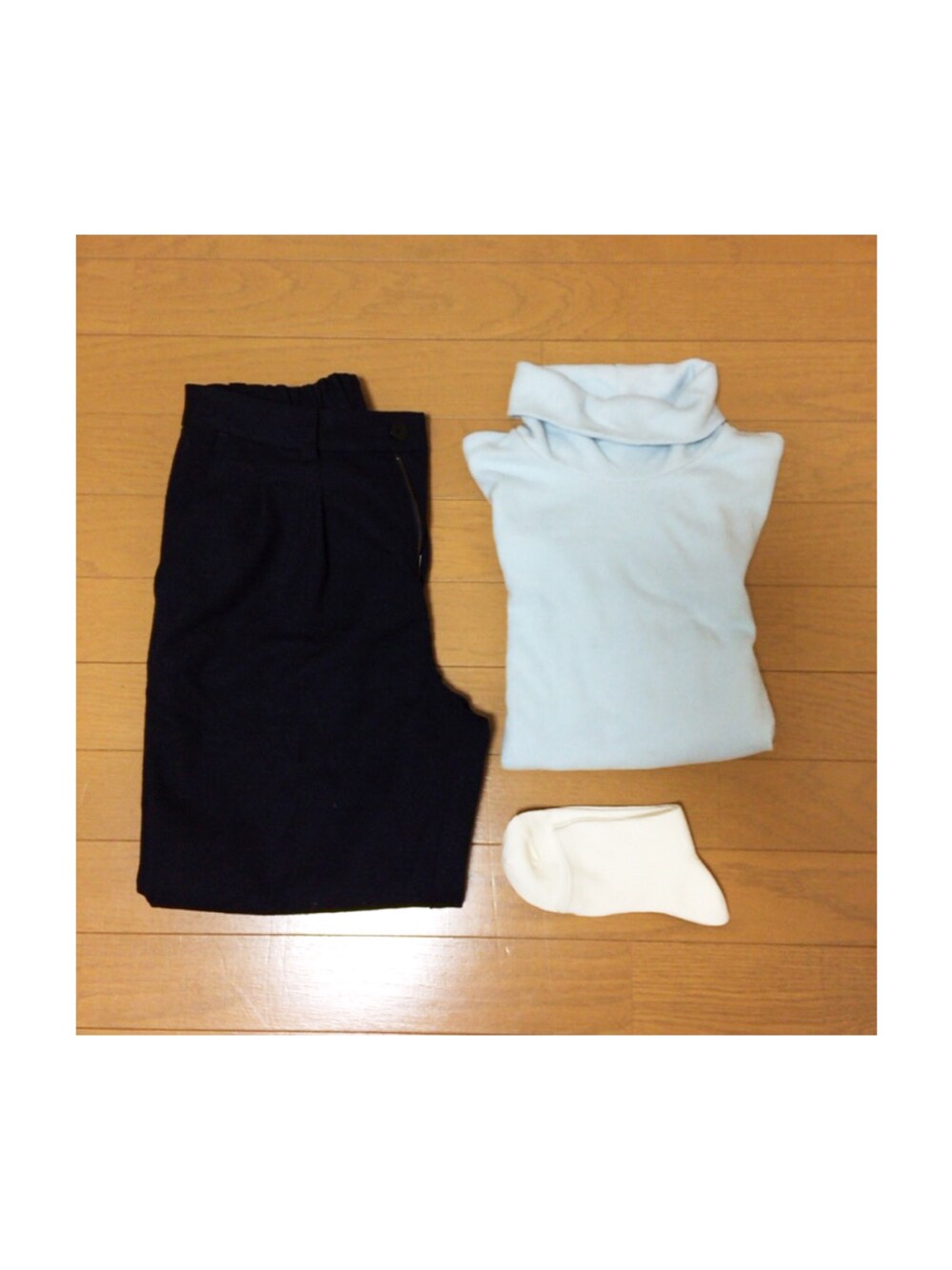 「LOWRYS FARM、UNIQLO、タートルネック、水色、白靴下、手抜き、適当、プチプラ、黒パンツ、パステルカラー」｜「NIKEのアイテム（スニーカー、ブラック系）」を使った、ayameさん（レディース・152cm）の春コーディネートの1枚目の写真