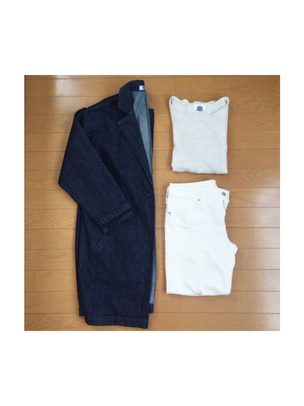 「デニムジャケット、ホワイトデニム、ホワイトコーデ、old navy、ユニクロ、UNIQLO、スニーカー、ナイキ、NIKE、モノトーンコーデ」｜「NIXONのSMITH Ⅱ BACKPACK（バックパック/リュック、ブラック系）」を使った、ayameさん（レディース・152cm）の春コーディネートの1枚目の写真