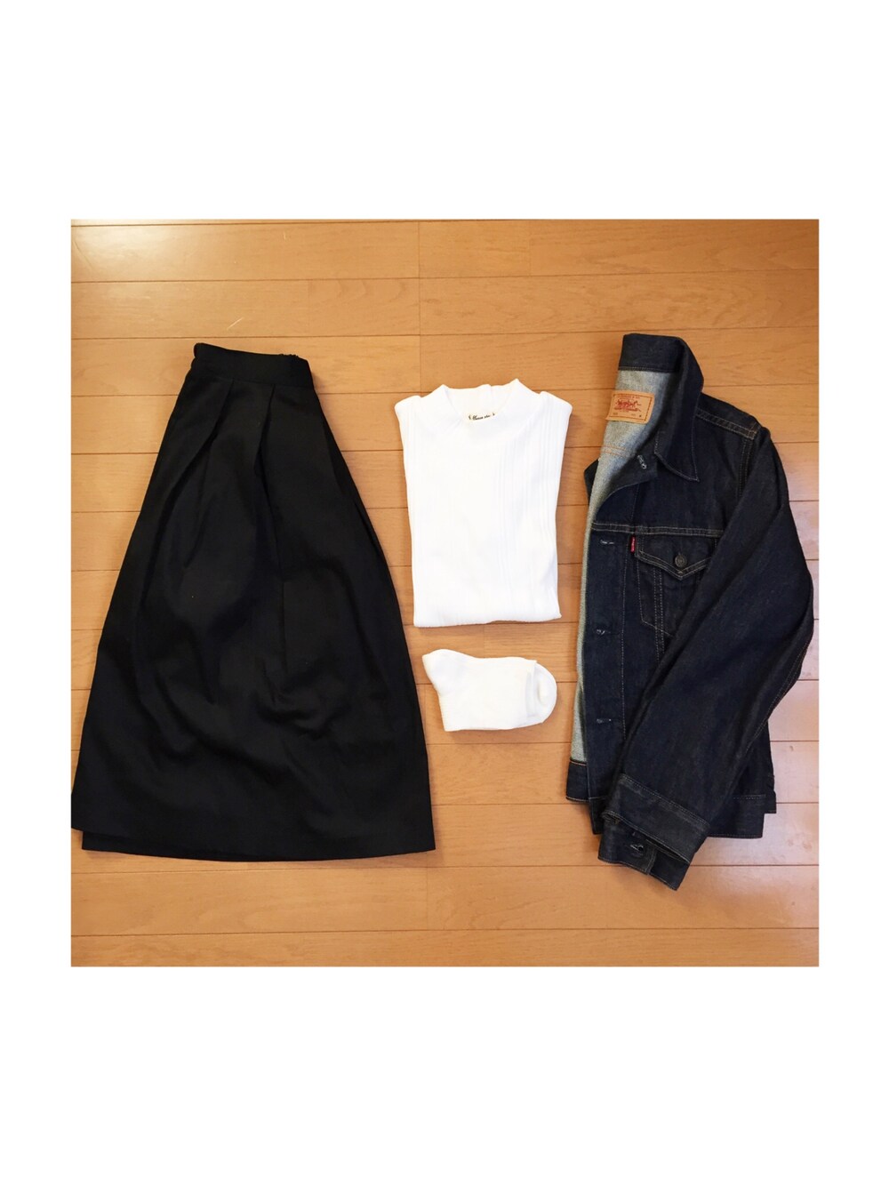 「GU、used、ハイネック、ひざ丈スカート、フレアスカート、ホワイトソックス、白靴下、ジージャン、Gジャン」｜「GUのアイテム（スカート、ブラック系）」を使った、ayameさん（レディース・152cm）の春コーディネートの1枚目の写真