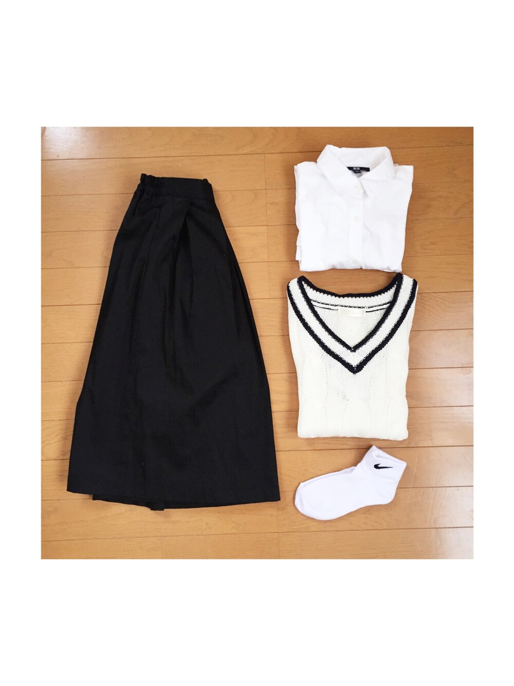 「ひざ丈スカート、ニットベスト、ベスト、白シャツ、ナイキソックス、白靴下、UNIQLO、GU」｜「UNIQLOのアイテム（シャツ/ブラウス、ホワイト系）」を使った、ayameさん（レディース・152cm）の春コーディネートの1枚目の写真