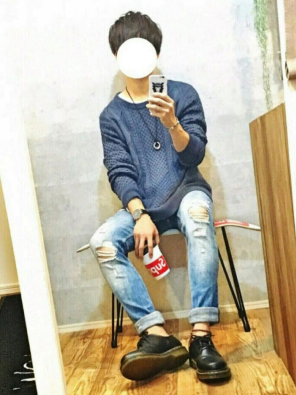 ブルー系のニット/セーター、ブルー系のデニムパンツ、ブラック系のブーツを着用したメンズの秋コーディネートの1枚目の写真