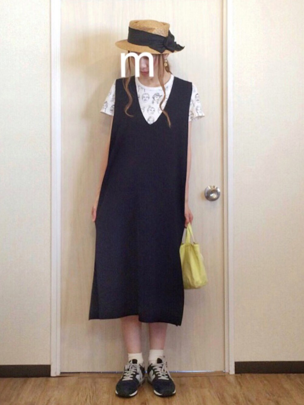 ブルー系のワンピース、イエロー系のエコバッグ/サブバッグ、ホワイト系のTシャツ/カットソーを着用したレディースの夏コーディネートの1枚目の写真