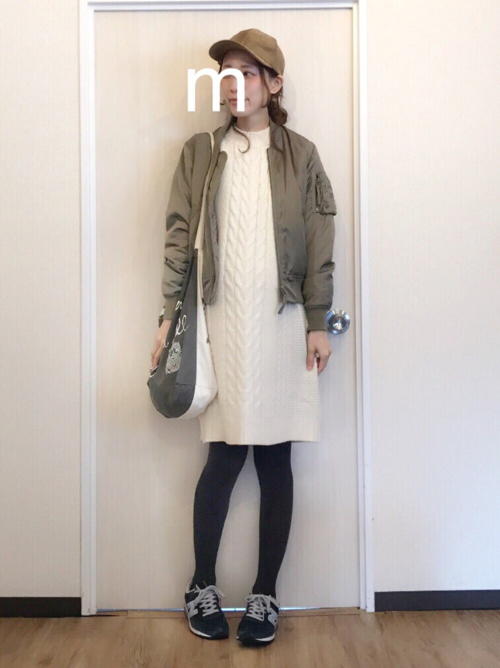 「白ニット、ニットワンピース、キャップ、MA-1、New Balance、スニーカーコーデ、マタニティ、マタニティコーデ、プチプラコーデ」｜「LOWRYS FARMのMA-1　559790（ブルゾン、グリーン系）」を使った、ma-chiさん（レディース・162cm）の秋コーディネートの1枚目の写真