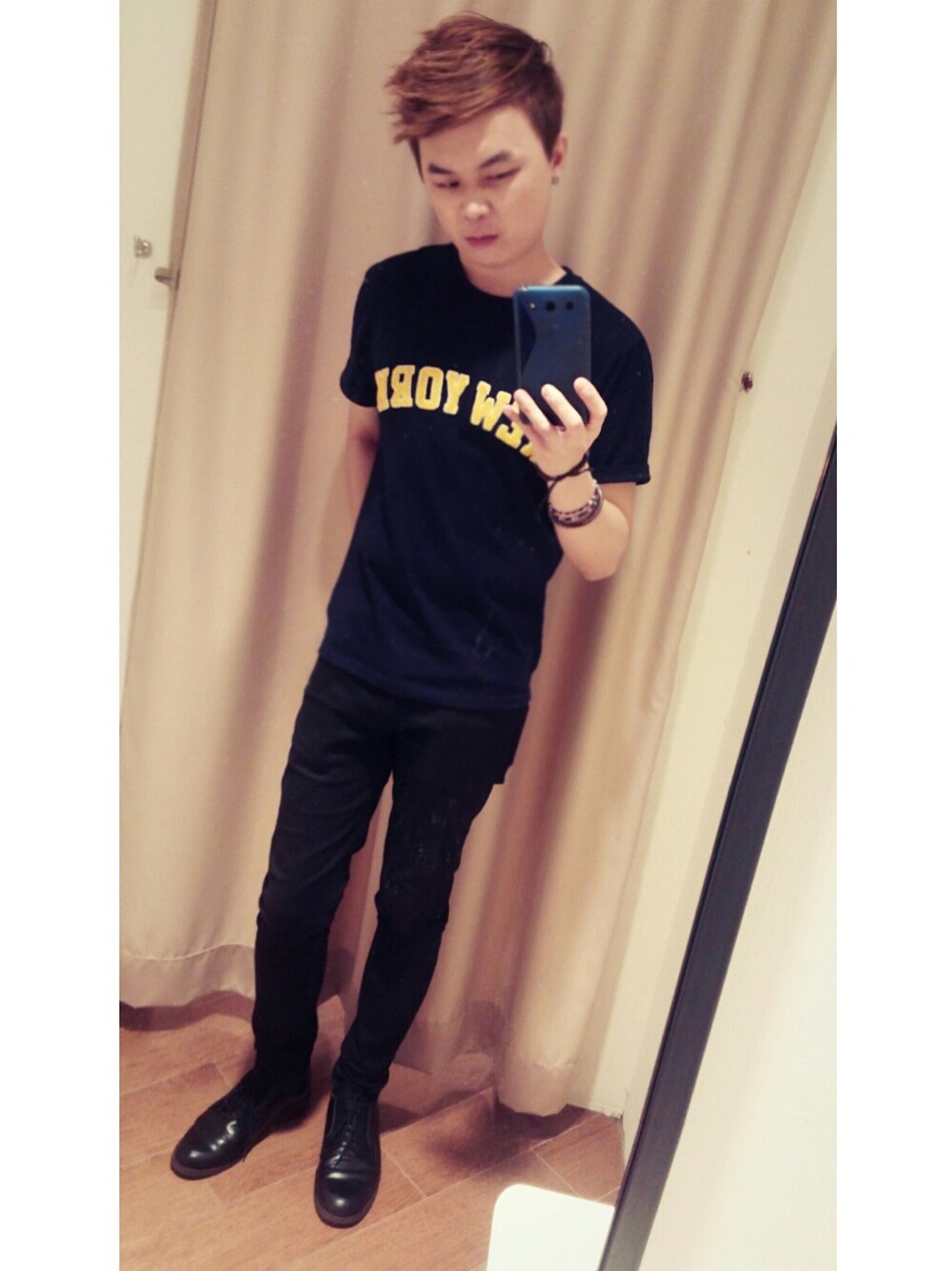 「lowrysfarmsg #rageblue #casual、skinnypants #tees #simple 」｜「RAGEBLUEのアイテム（Tシャツ/カットソー、ブルー系）」を使った、Issac Eugeneさん（メンズ・170cm）の秋コーディネートの1枚目の写真