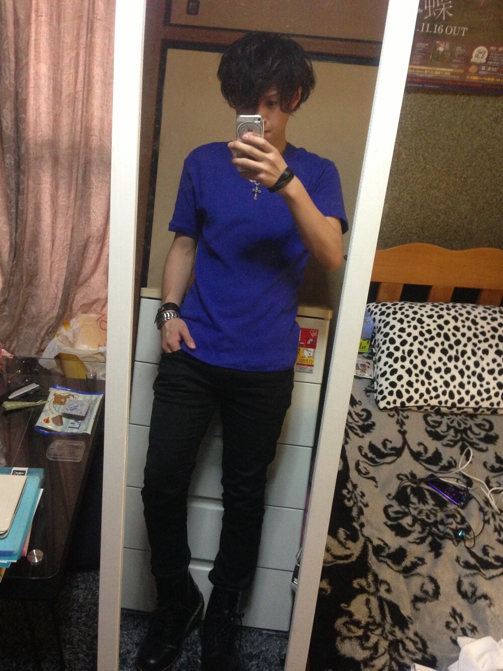 ブラック系のブーツを着用したメンズの春コーディネートの1枚目の写真