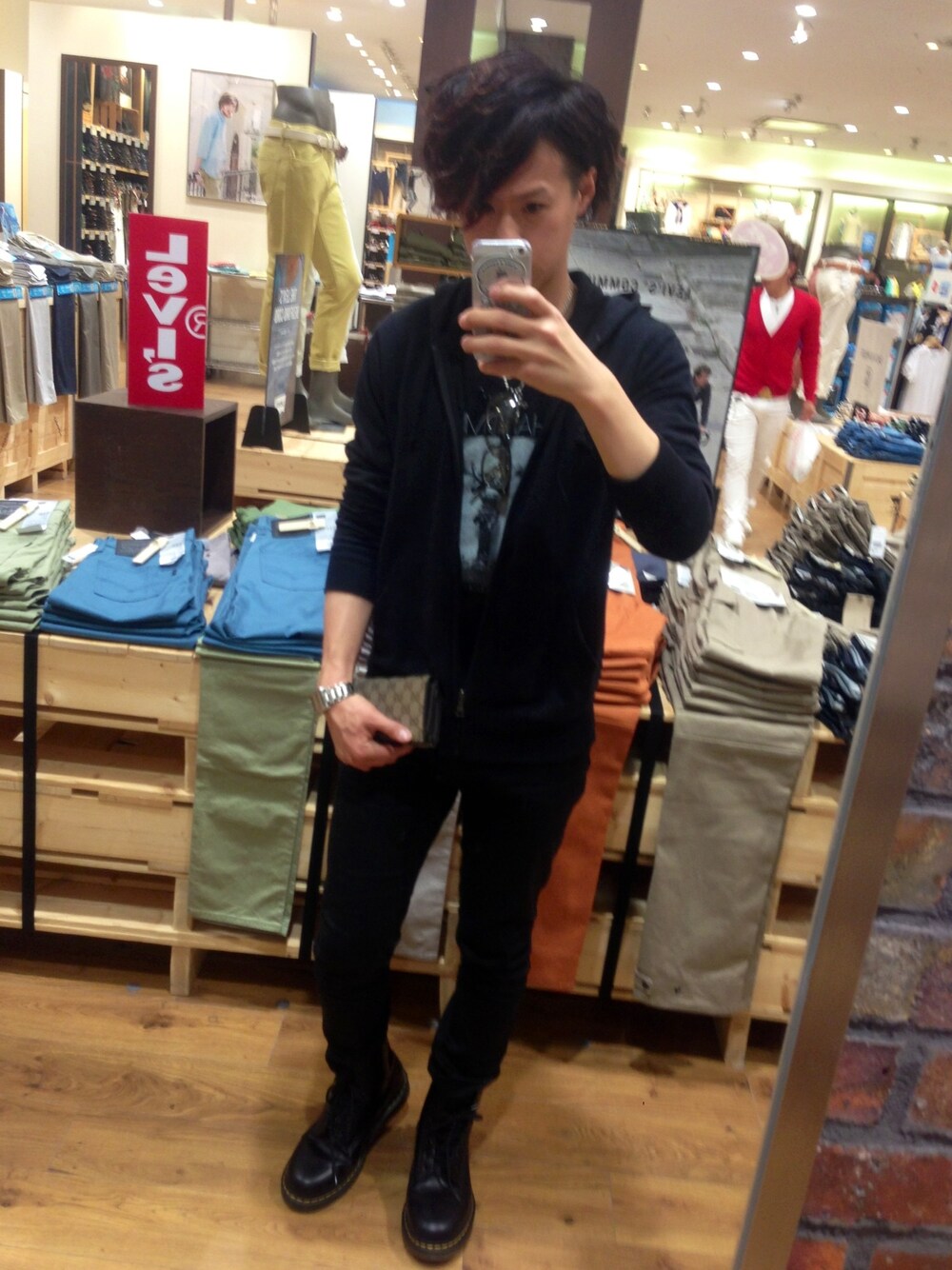 ブラック系のパーカーを着用したメンズの春コーディネートの1枚目の写真