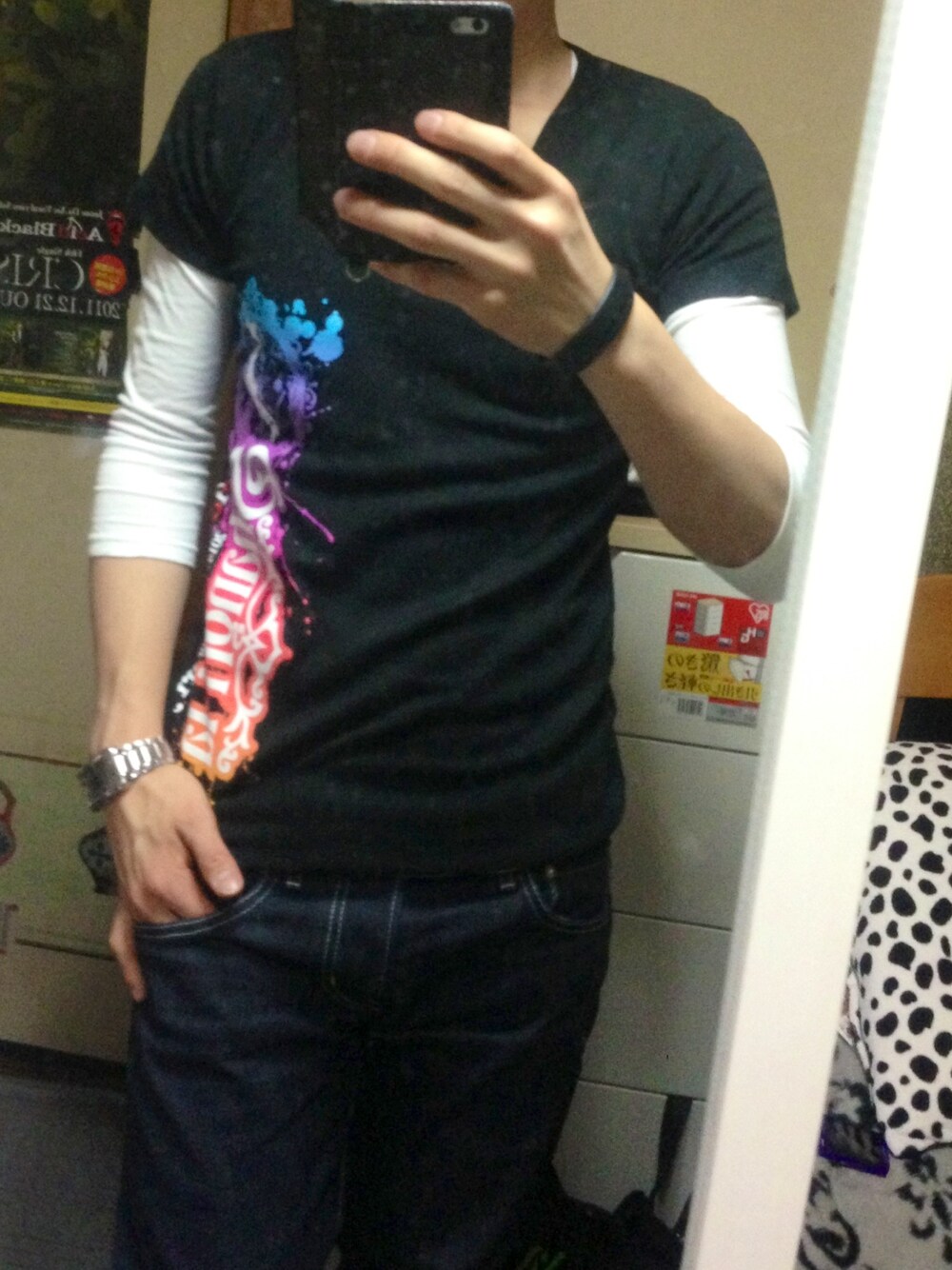 ブラック系のTシャツ/カットソーを着用したメンズの春コーディネートの1枚目の写真