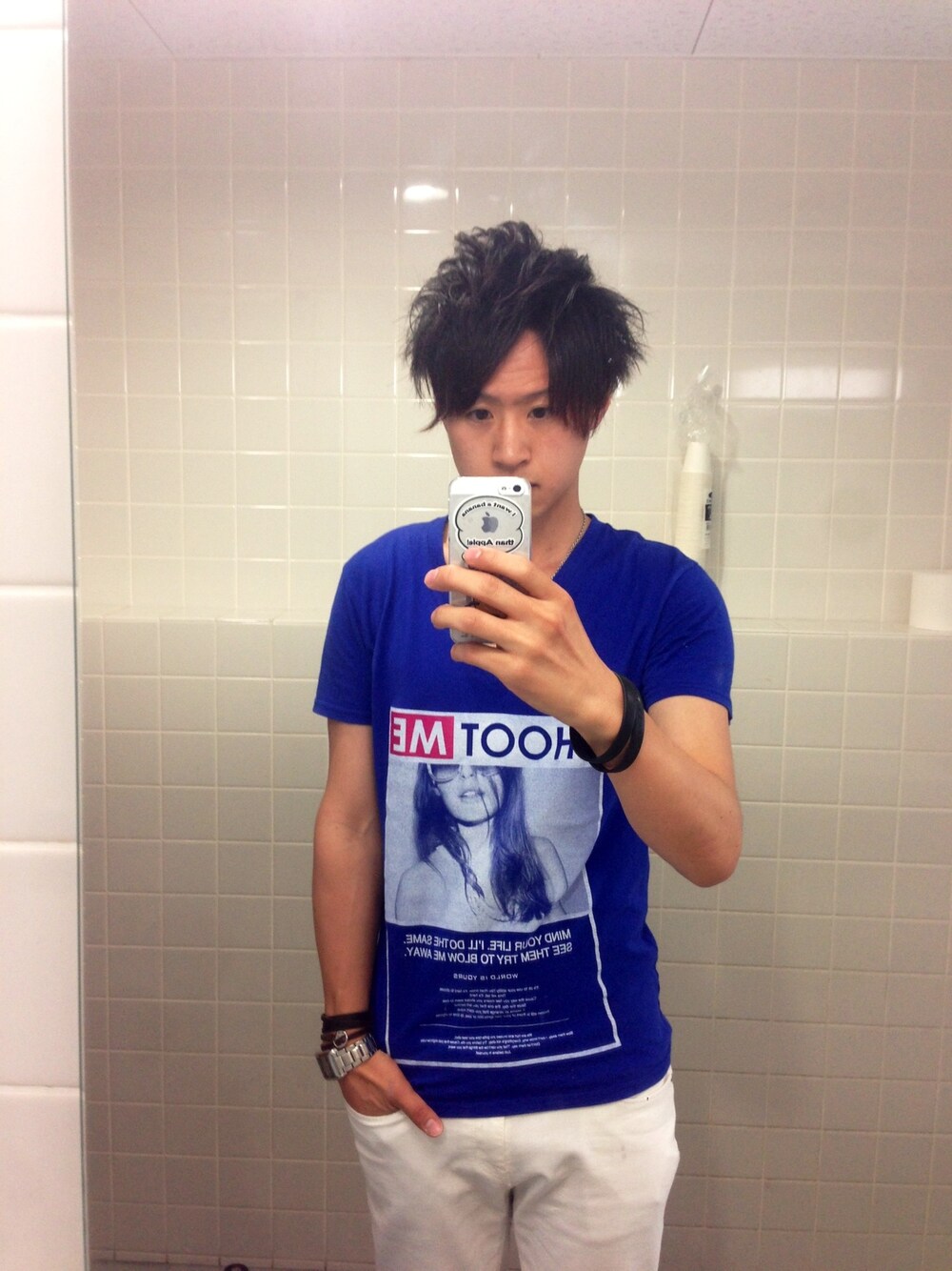 ブルー系のTシャツ/カットソーを着用したメンズの夏コーディネートの1枚目の写真