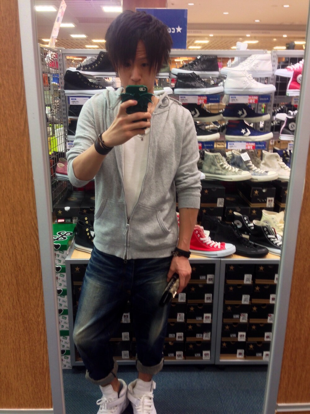 ホワイト系のスニーカーを着用したメンズの秋コーディネートの1枚目の写真