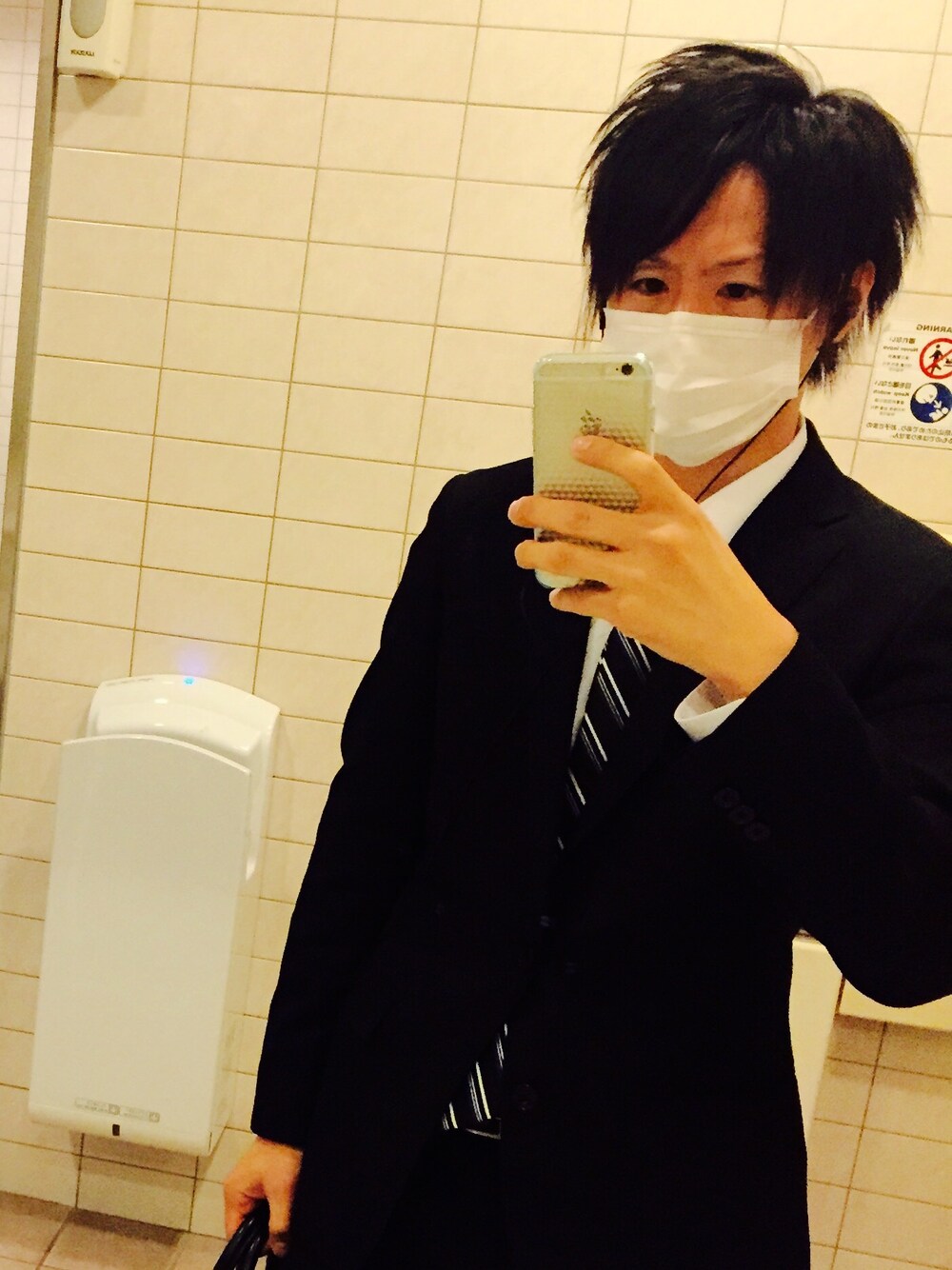 シルバー系のアナログ腕時計を着用したメンズの秋コーディネートの1枚目の写真