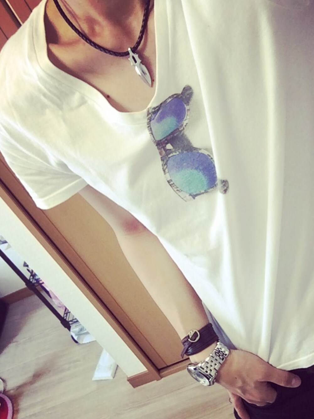 「白Tシャツ、夏コーデ、スキニーパンツ、フォトT、Dean&McQueen、Roshell、EMPORIO ARMANI、シンプル」｜「Dean&McQueenのアイテム（Tシャツ/カットソー、ホワイト系）」を使った、くにさん（メンズ・168cm）の夏コーディネートの1枚目の写真