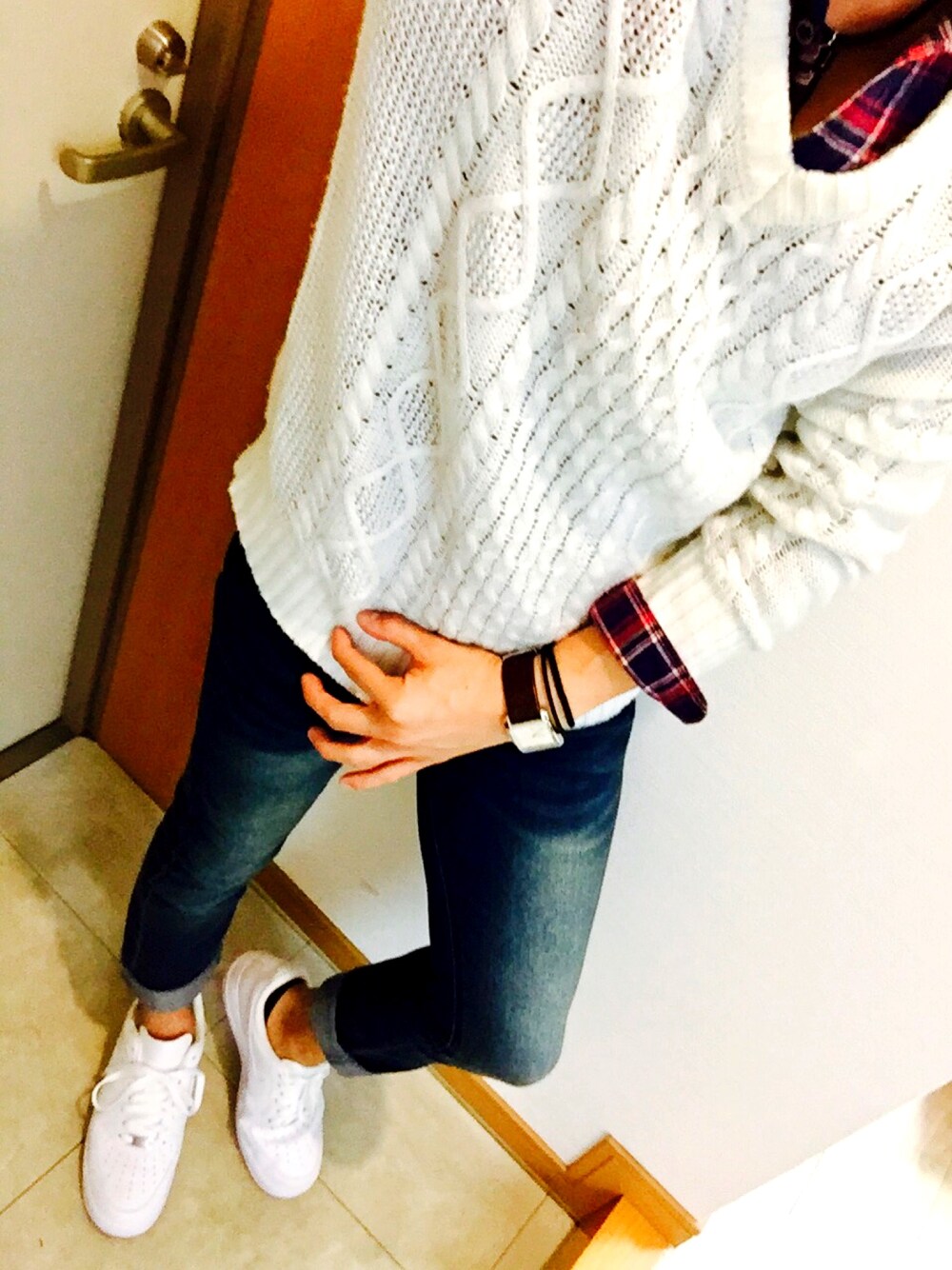 「秋のコーデ、11月WEAR秋冬ニットコーデ祭り、赤チェック、白ニット、NIKE、RAGEBLUE、秋冬、冬、ニット、スキニーデニム」｜「POLICEのアイテム（ネックレス、シルバー系）」を使った、くにさん（メンズ・167cm）の秋コーディネートの1枚目の写真